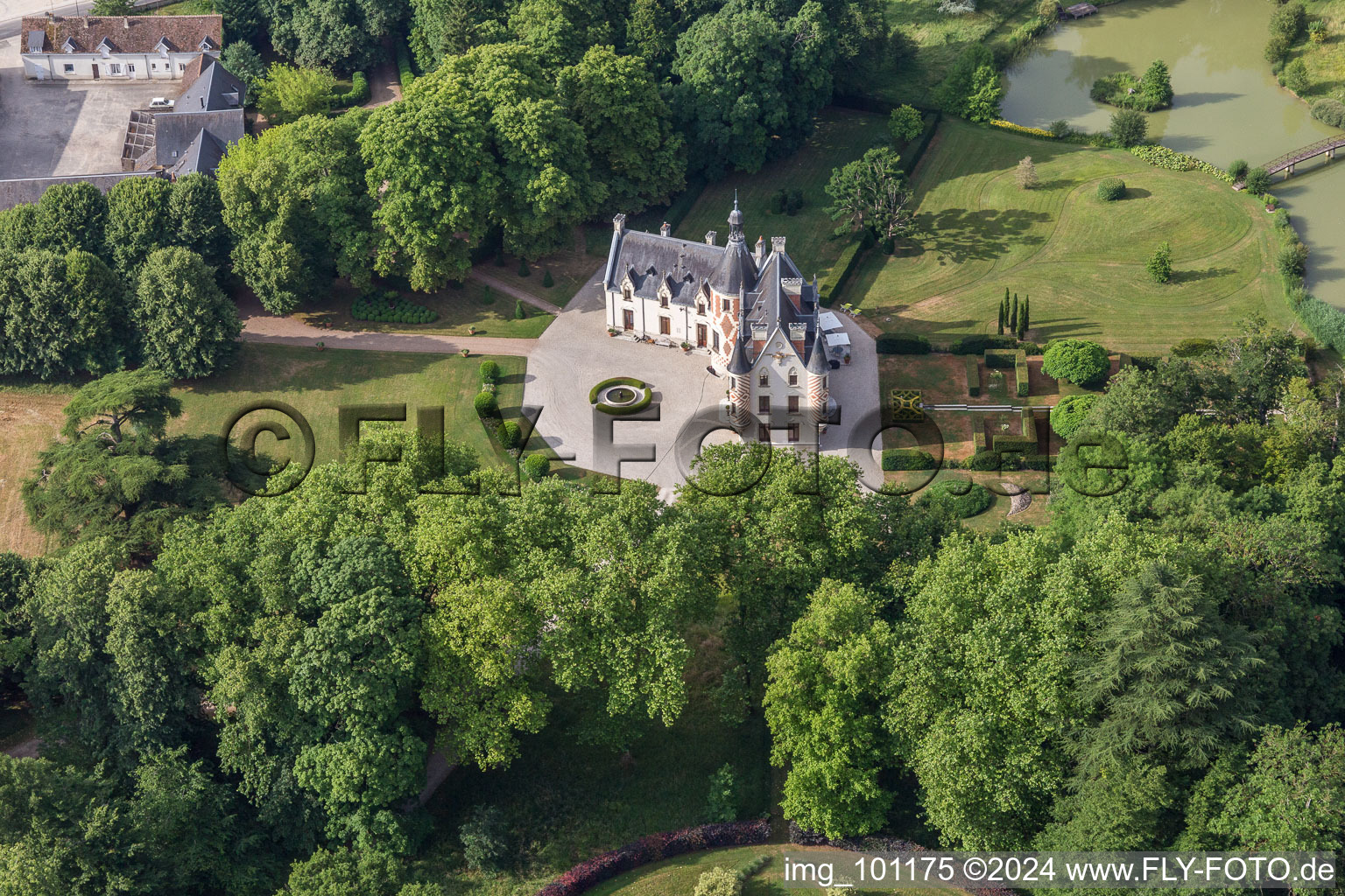 Vue aérienne de Bâtiments et parc du château depuis le château à Saint-Cyr-du-Gault dans le département Loir et Cher, France