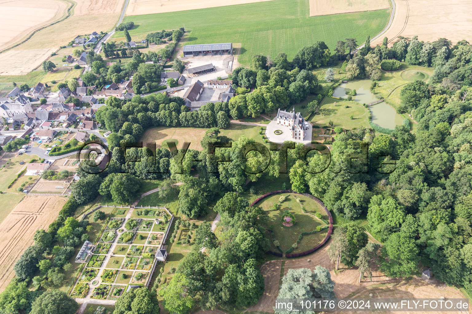 Photographie aérienne de Bâtiments et parc du château depuis le château à Saint-Cyr-du-Gault dans le département Loir et Cher, France