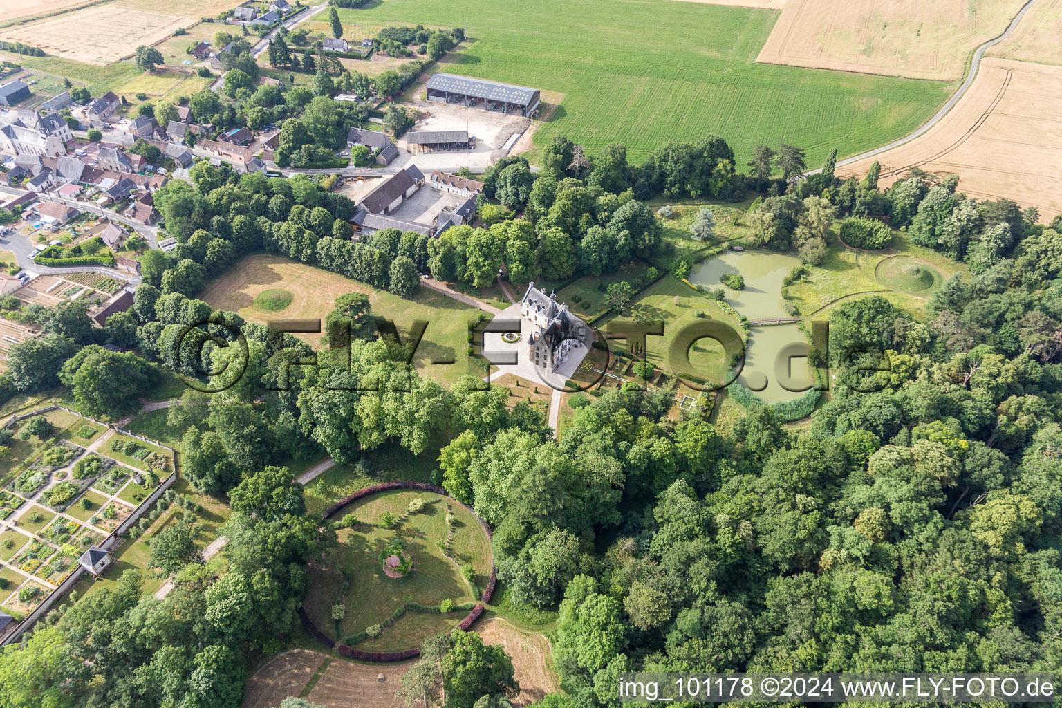 Vue oblique de Bâtiments et parc du château depuis le château à Saint-Cyr-du-Gault dans le département Loir et Cher, France