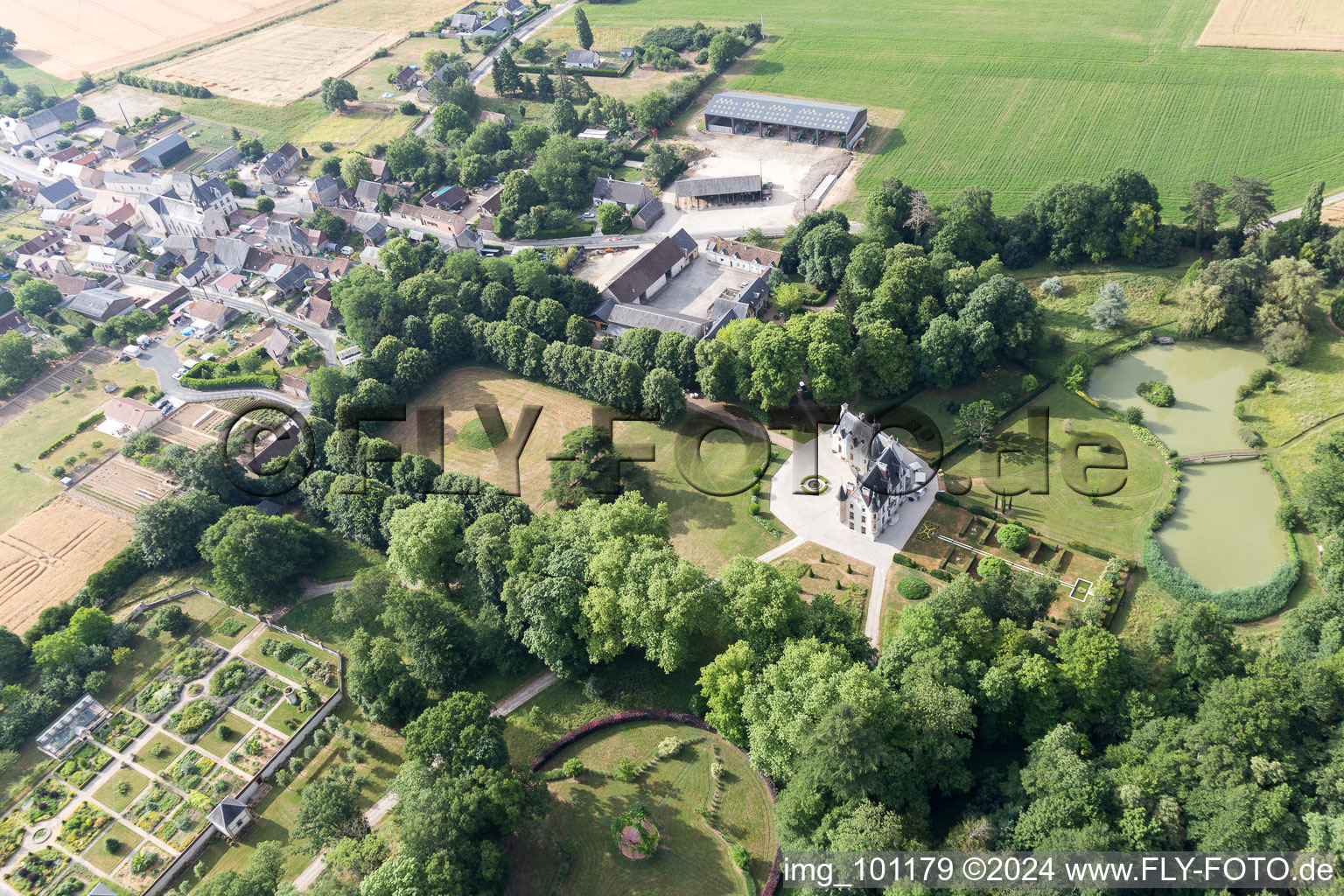 Saint-Cyr-du-Gault dans le département Loir et Cher, France d'en haut