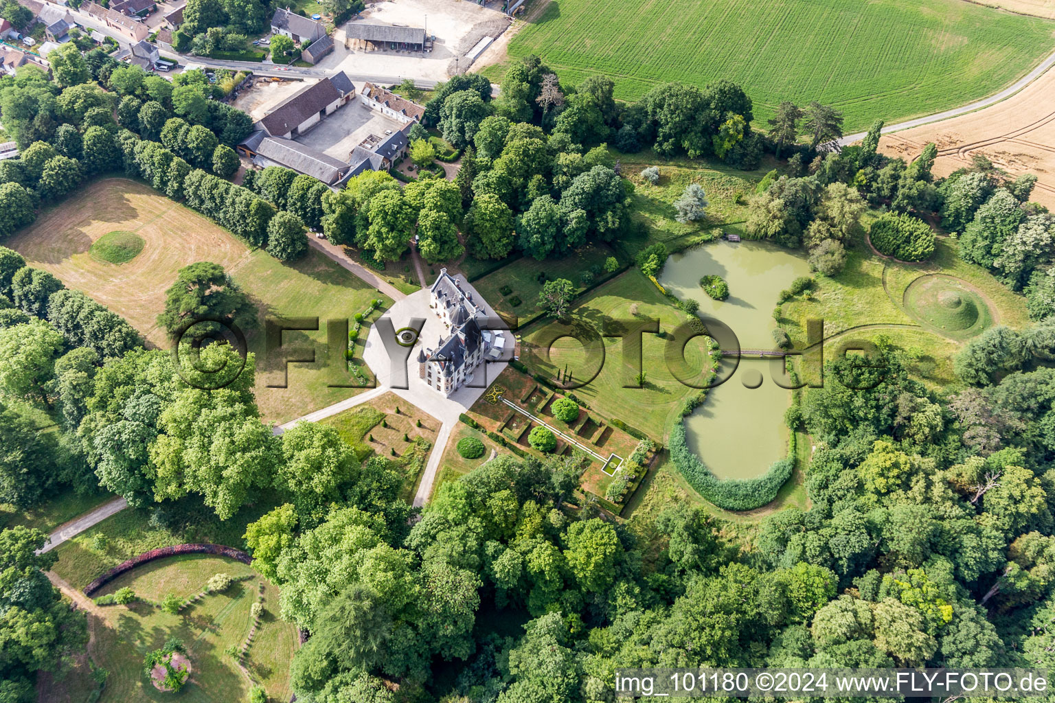 Vue aérienne de Parc du Château du Château Saint-Cyr-du-Gault à Saint-Cyr-du-Gault dans le département Loir et Cher, France