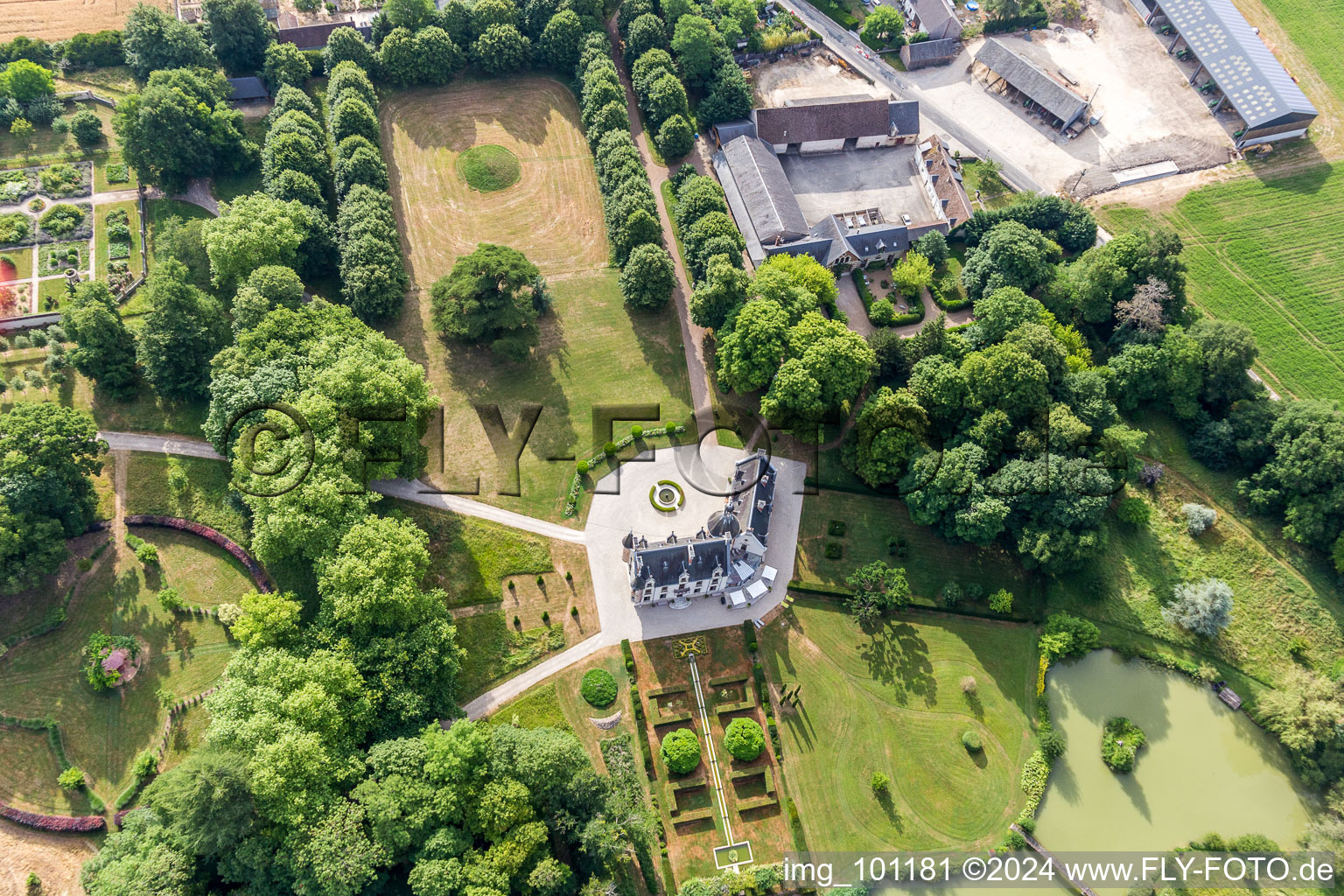 Vue aérienne de Parc du Château du Château Saint-Cyr-du-Gault à Saint-Cyr-du-Gault dans le département Loir et Cher, France