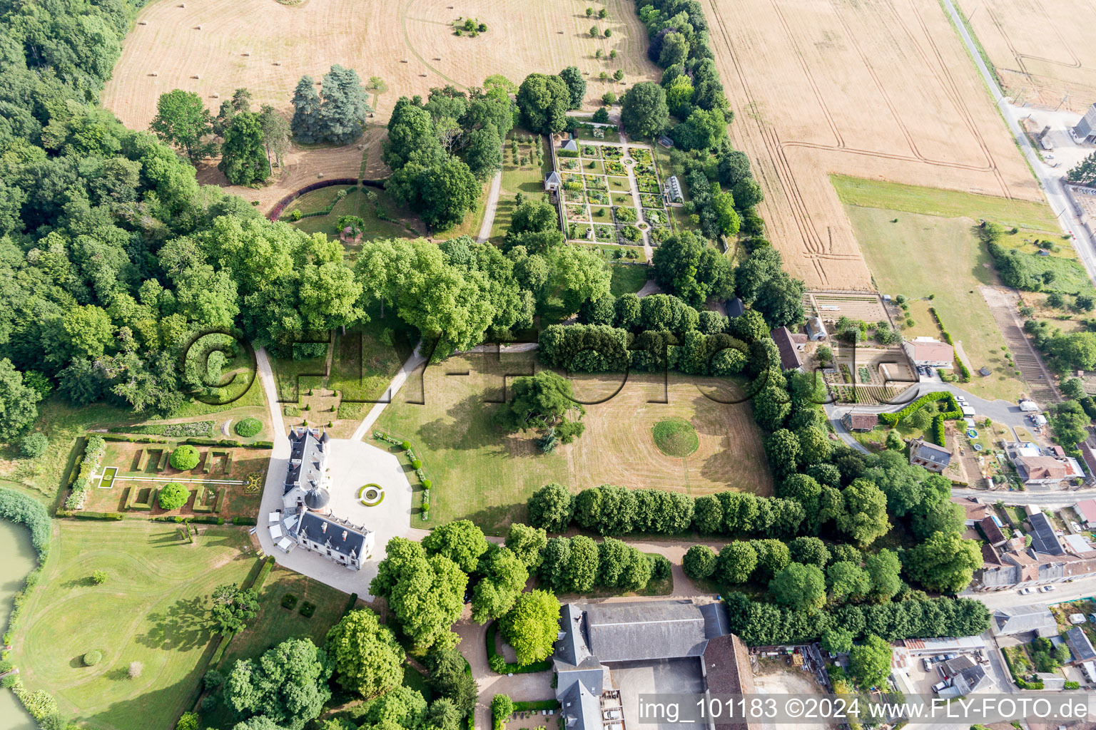 Saint-Cyr-du-Gault dans le département Loir et Cher, France vue d'en haut