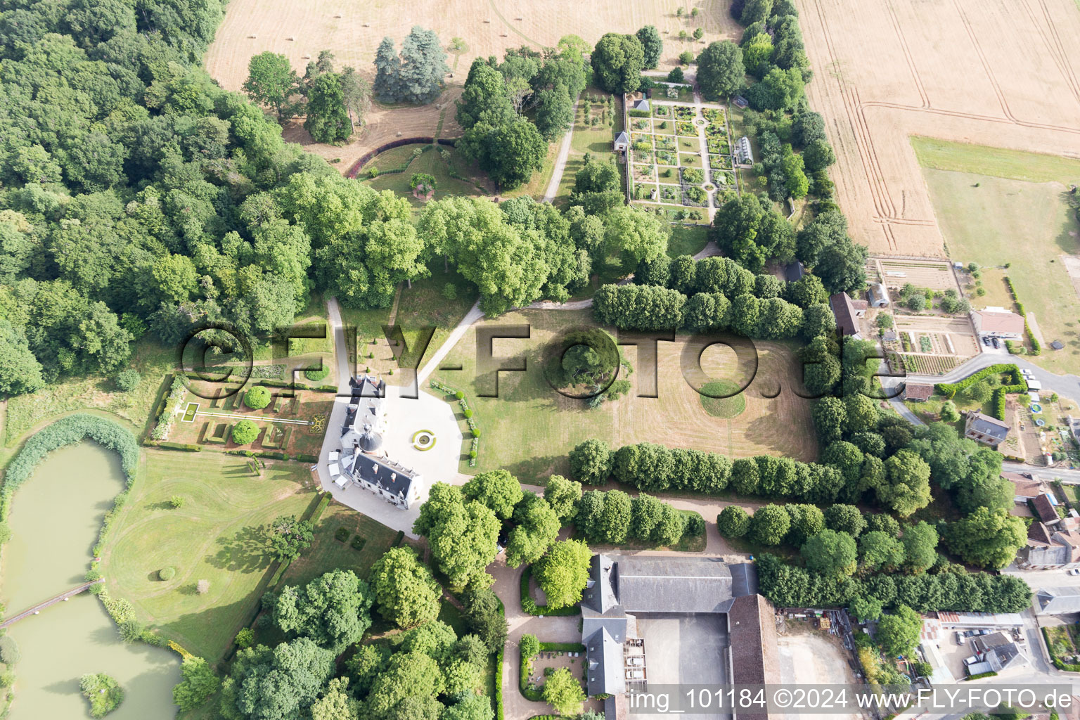 Saint-Cyr-du-Gault dans le département Loir et Cher, France depuis l'avion