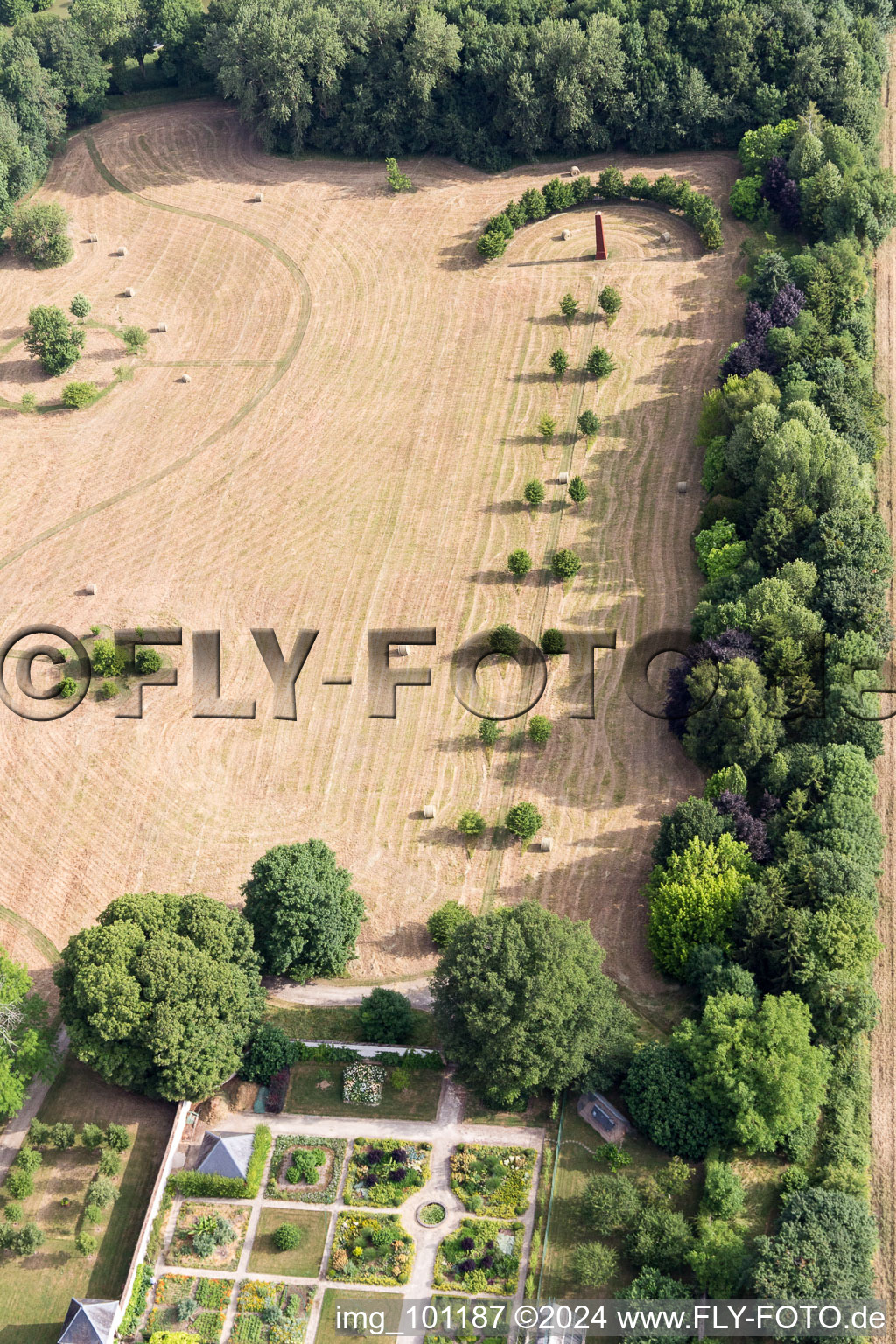 Bâtiments et parc du château depuis le château à Saint-Cyr-du-Gault dans le département Loir et Cher, France d'en haut