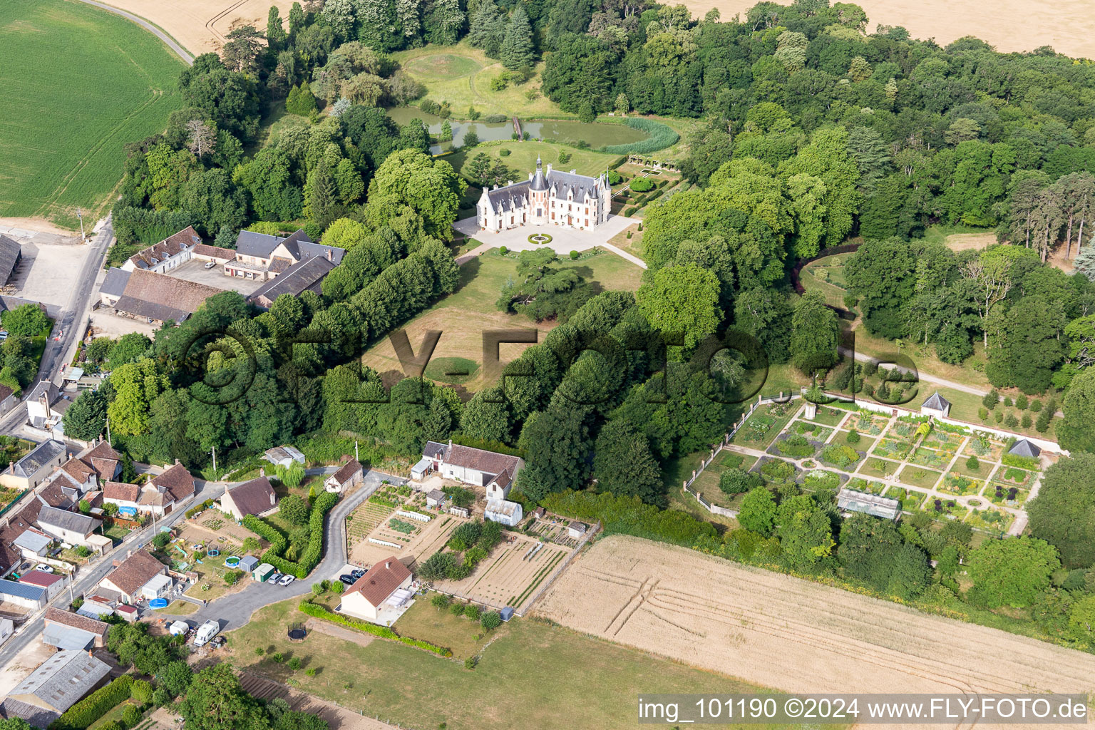 Bâtiments et parc du château depuis le château à Saint-Cyr-du-Gault dans le département Loir et Cher, France hors des airs