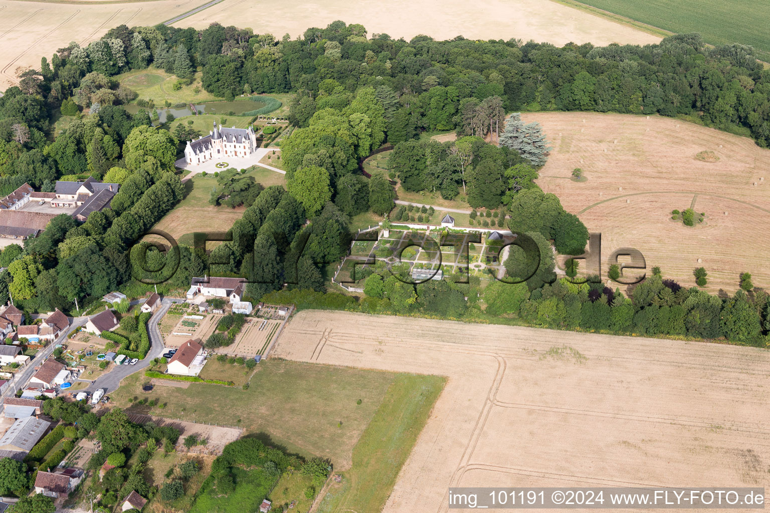 Saint-Cyr-du-Gault dans le département Loir et Cher, France du point de vue du drone