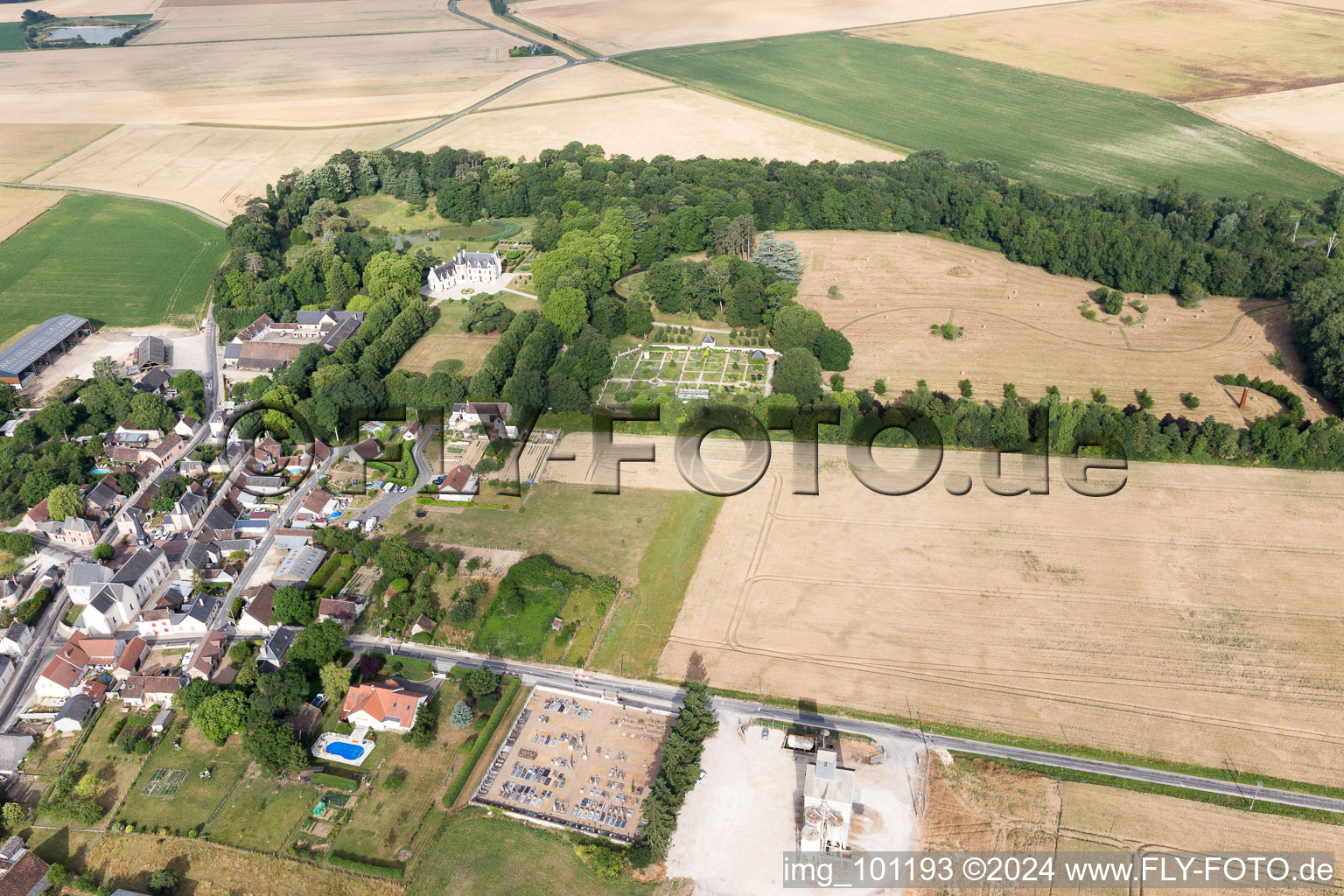 Saint-Cyr-du-Gault dans le département Loir et Cher, France d'un drone