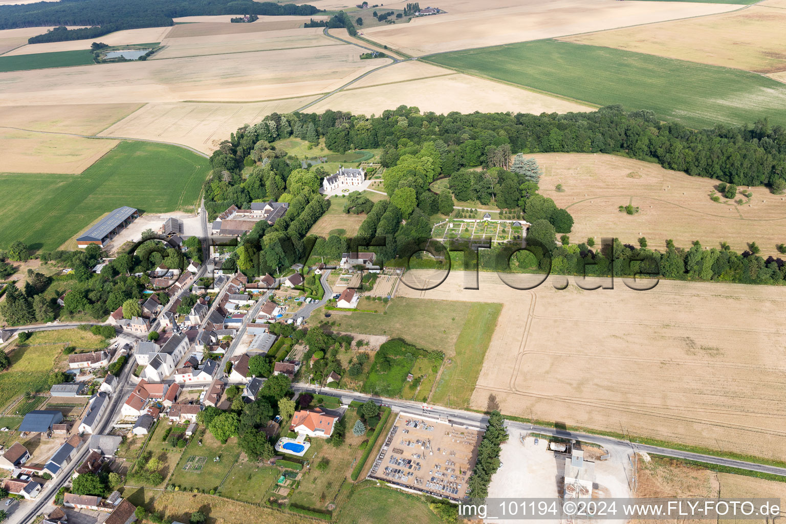 Saint-Cyr-du-Gault dans le département Loir et Cher, France vu d'un drone