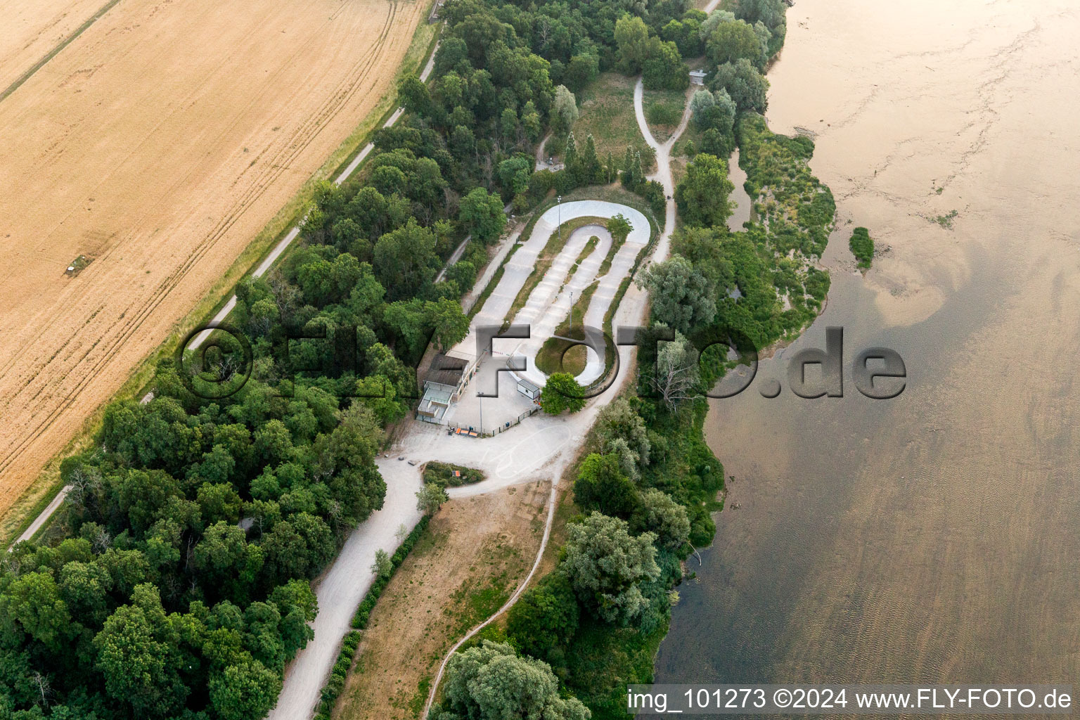 Vue aérienne de Saint-Pryvé-Saint-Mesmin dans le département Loiret, France