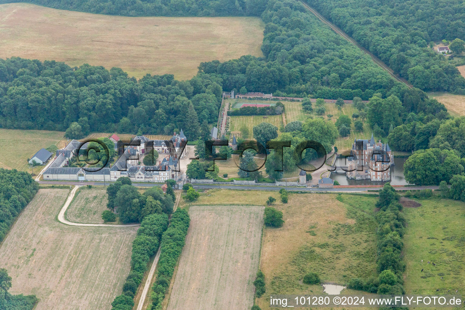 Vue aérienne de Bâtiments et installations du parc du château du château à douves Château de Combreux à Combreux dans le département Loiret, France