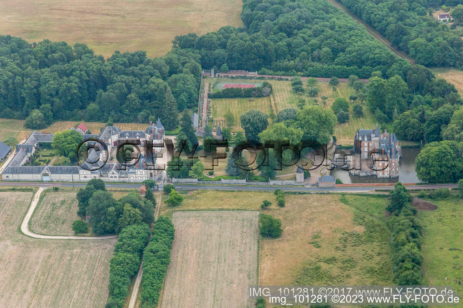 Photographie aérienne de Bâtiments et installations du parc du château du château à douves Château de Combreux à Combreux dans le département Loiret, France