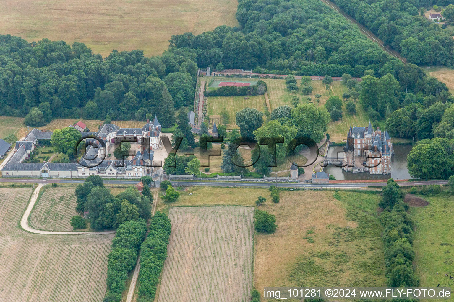 Photographie aérienne de Bâtiments et installations du parc du château du château à douves Château de Combreux à Combreux dans le département Loiret, France