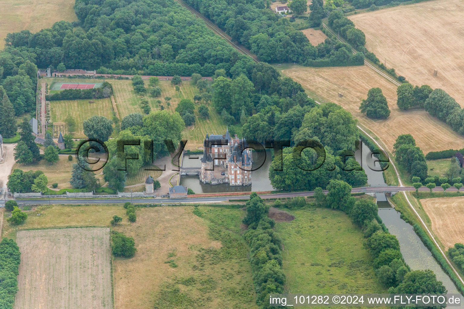 Vue oblique de Bâtiments et installations du parc du château du château à douves Château de Combreux à Combreux dans le département Loiret, France