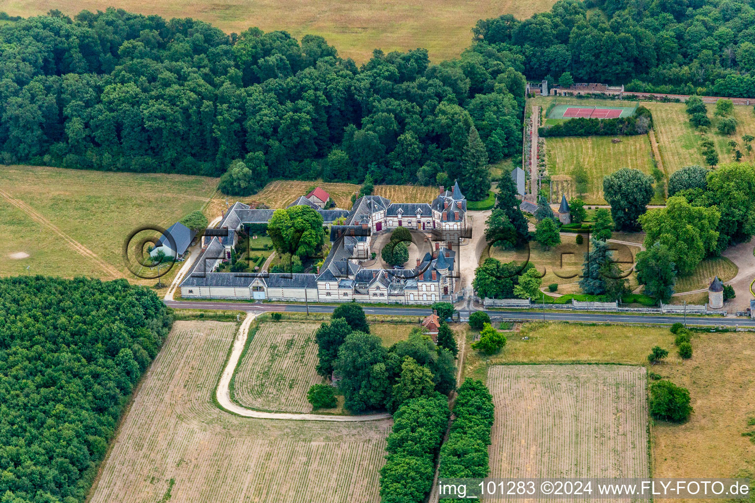 Bâtiments et installations du parc du château du château à douves Château de Combreux à Combreux dans le département Loiret, France d'en haut