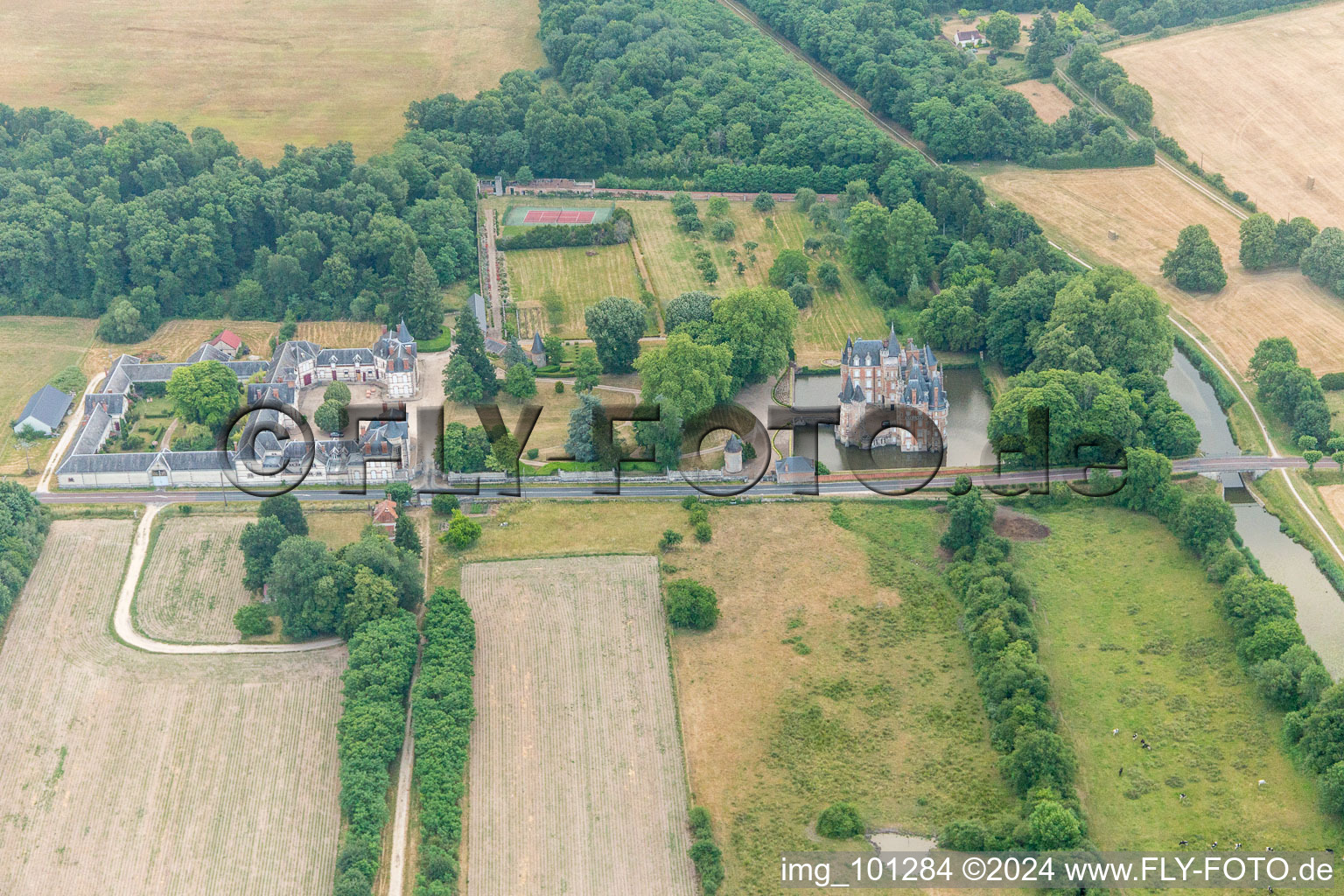 Bâtiments et installations du parc du château du château à douves Château de Combreux à Combreux dans le département Loiret, France hors des airs