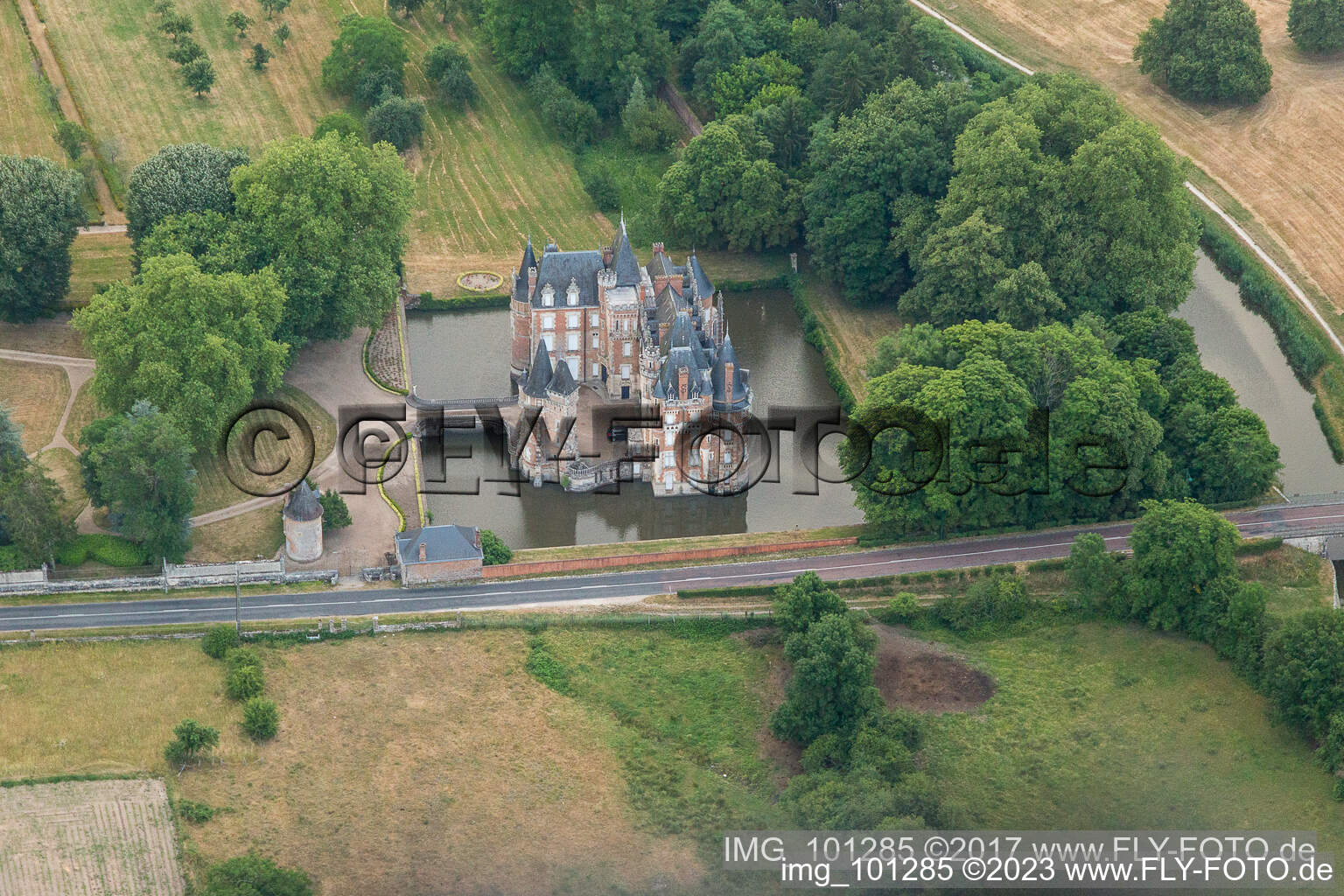 Bâtiments et installations du parc du château du château à douves Château de Combreux à Combreux dans le département Loiret, France vue d'en haut