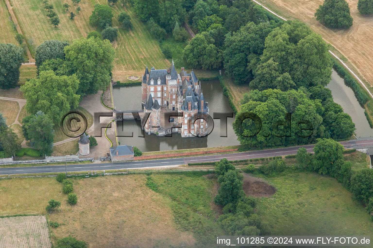 Bâtiments et installations du parc du château du château à douves Château de Combreux à Combreux dans le département Loiret, France vue d'en haut