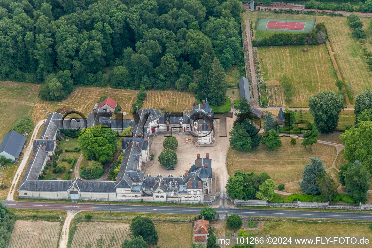 Bâtiments et installations du parc du château du château à douves Château de Combreux à Combreux dans le département Loiret, France depuis l'avion