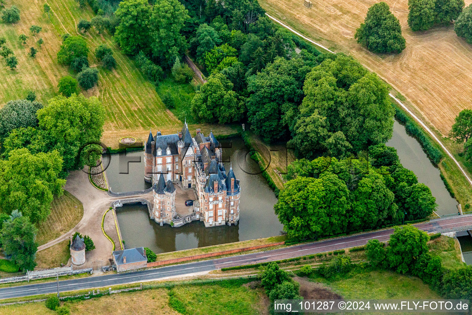 Vue d'oiseau de Bâtiments et installations du parc du château du château à douves Château de Combreux à Combreux dans le département Loiret, France