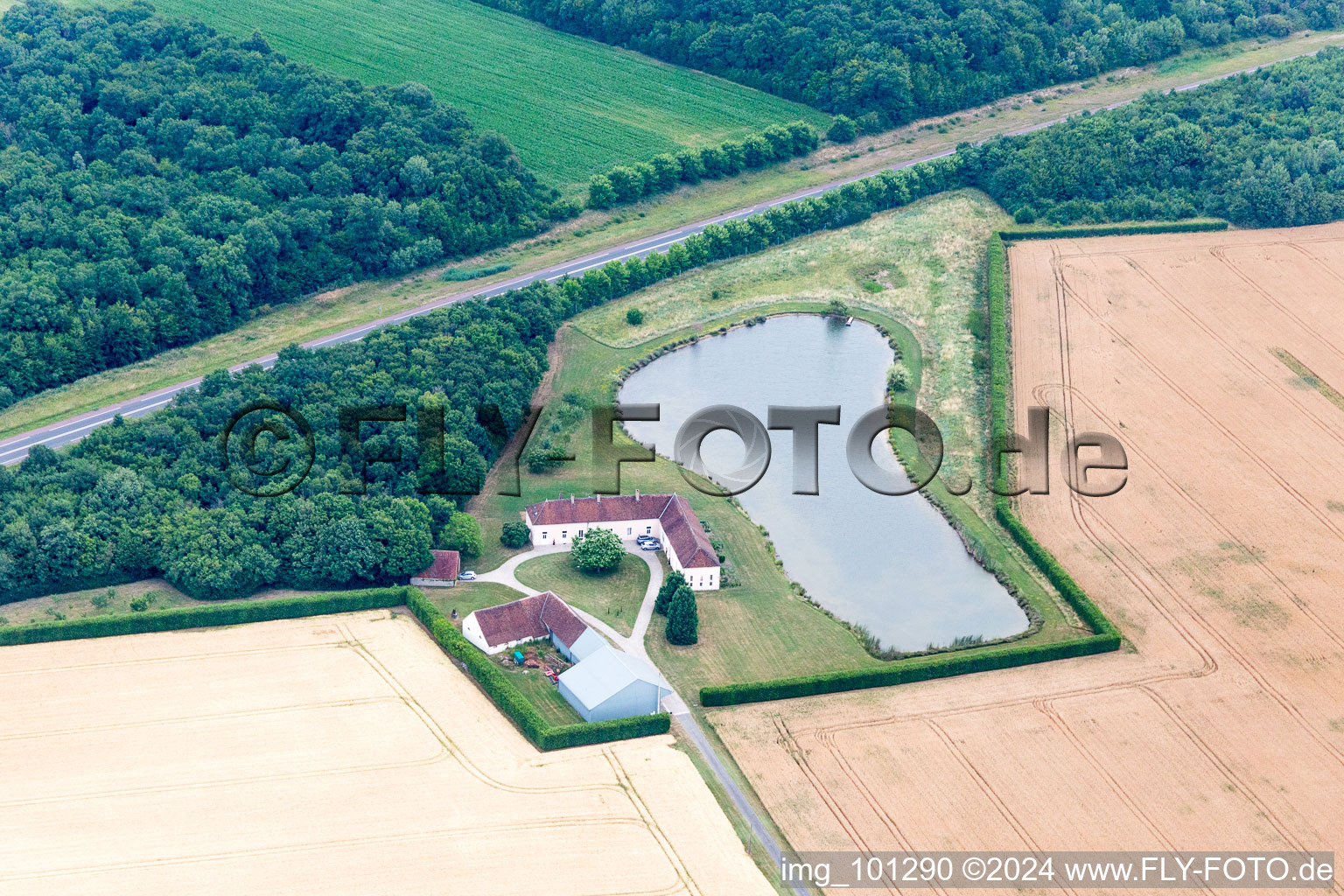 Vue aérienne de Ouzouer-sous-Bellegarde dans le département Loiret, France