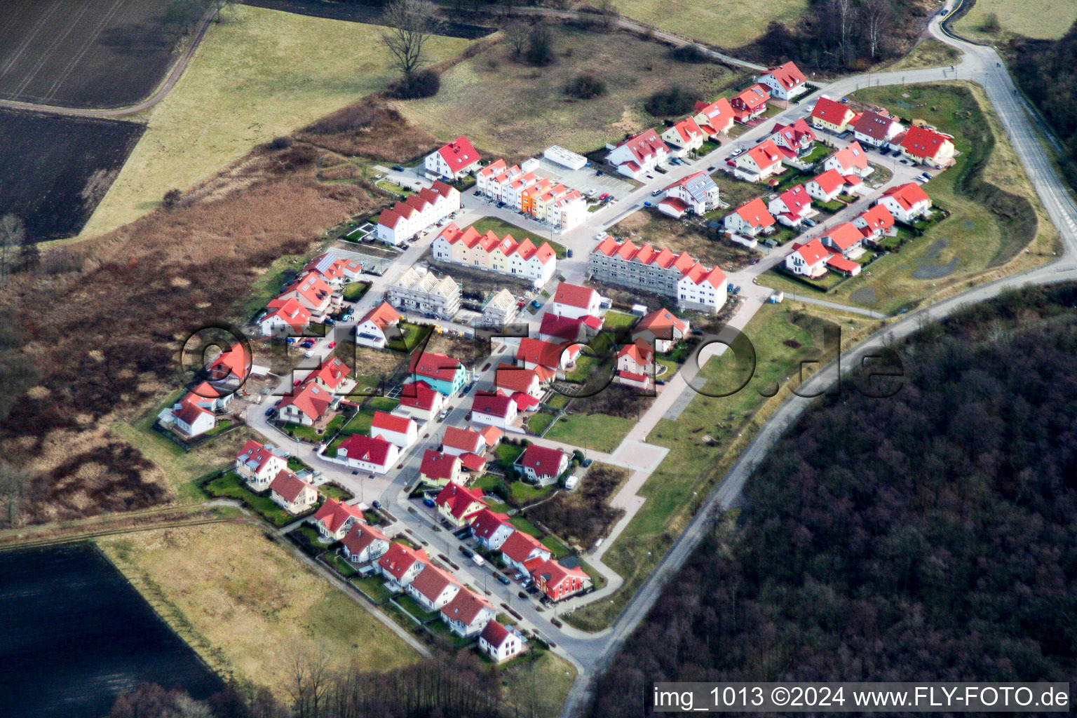 Vue aérienne de Nouvelle zone de développement au centre équestre Im Schnabel à Wörth am Rhein dans le département Rhénanie-Palatinat, Allemagne