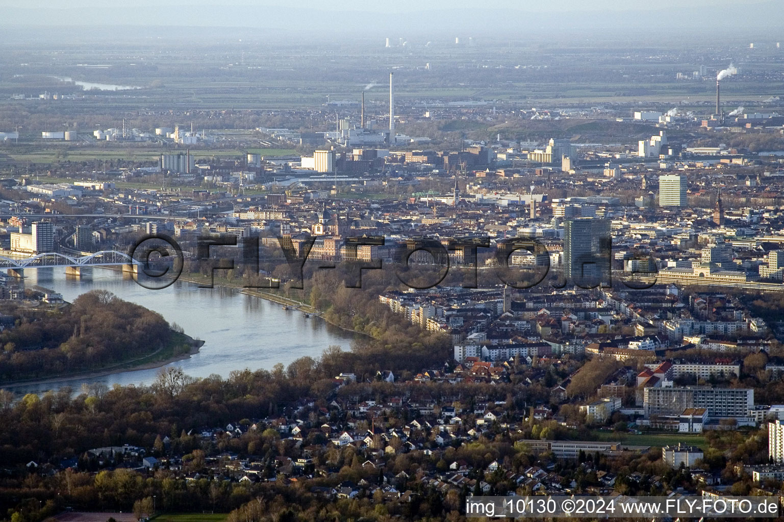 Vue aérienne de Zones riveraines du Rhin à le quartier Lindenhof in Mannheim dans le département Bade-Wurtemberg, Allemagne