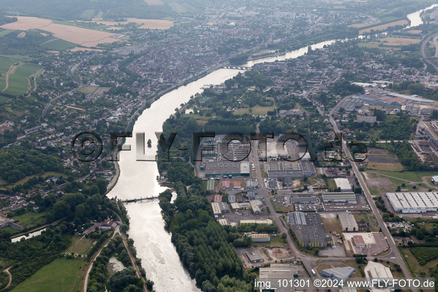 Vue aérienne de Joigny dans le département Yonne, France