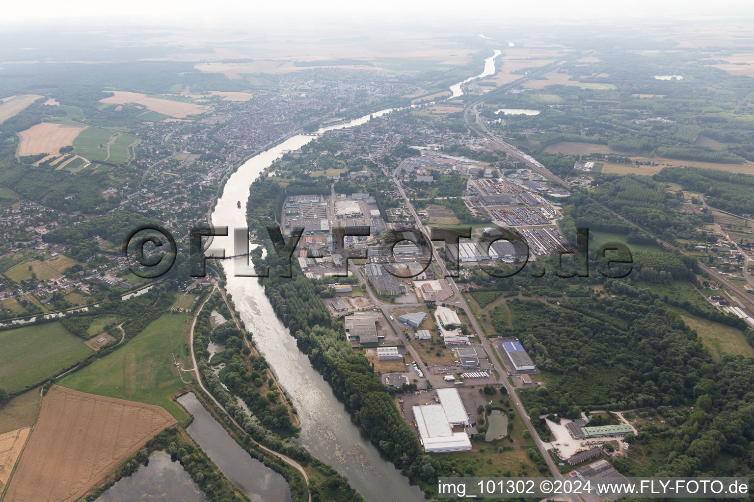 Vue aérienne de Joigny dans le département Yonne, France