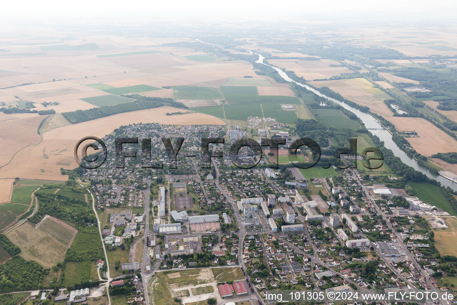 Vue oblique de Joigny dans le département Yonne, France