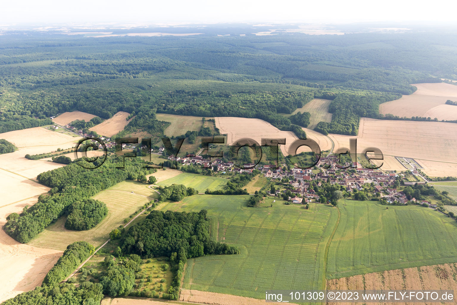 Vue aérienne de Paroy-en-Othe dans le département Yonne, France