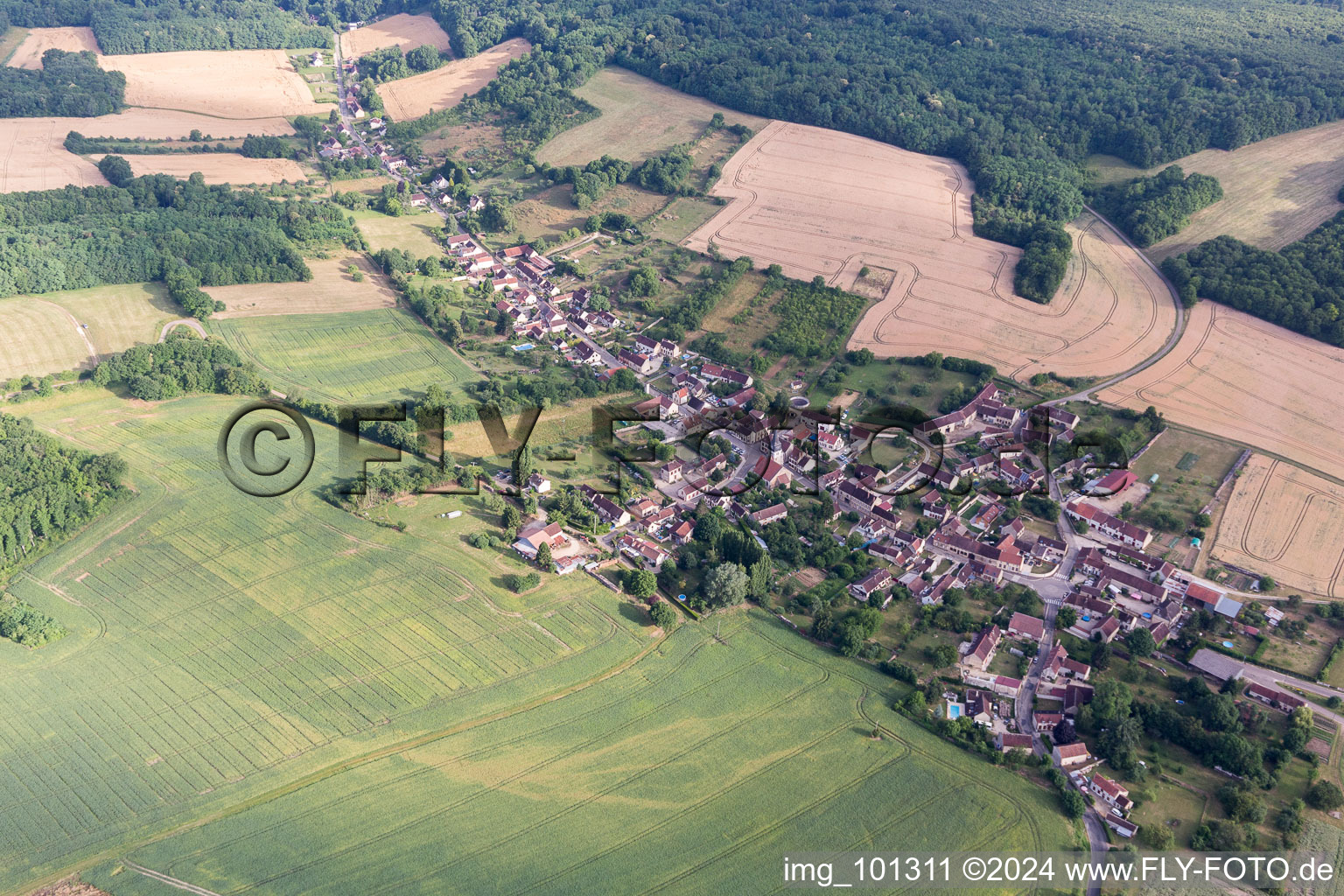 Vue aérienne de Champs agricoles et surfaces utilisables à Bellechaume dans le département Yonne, France