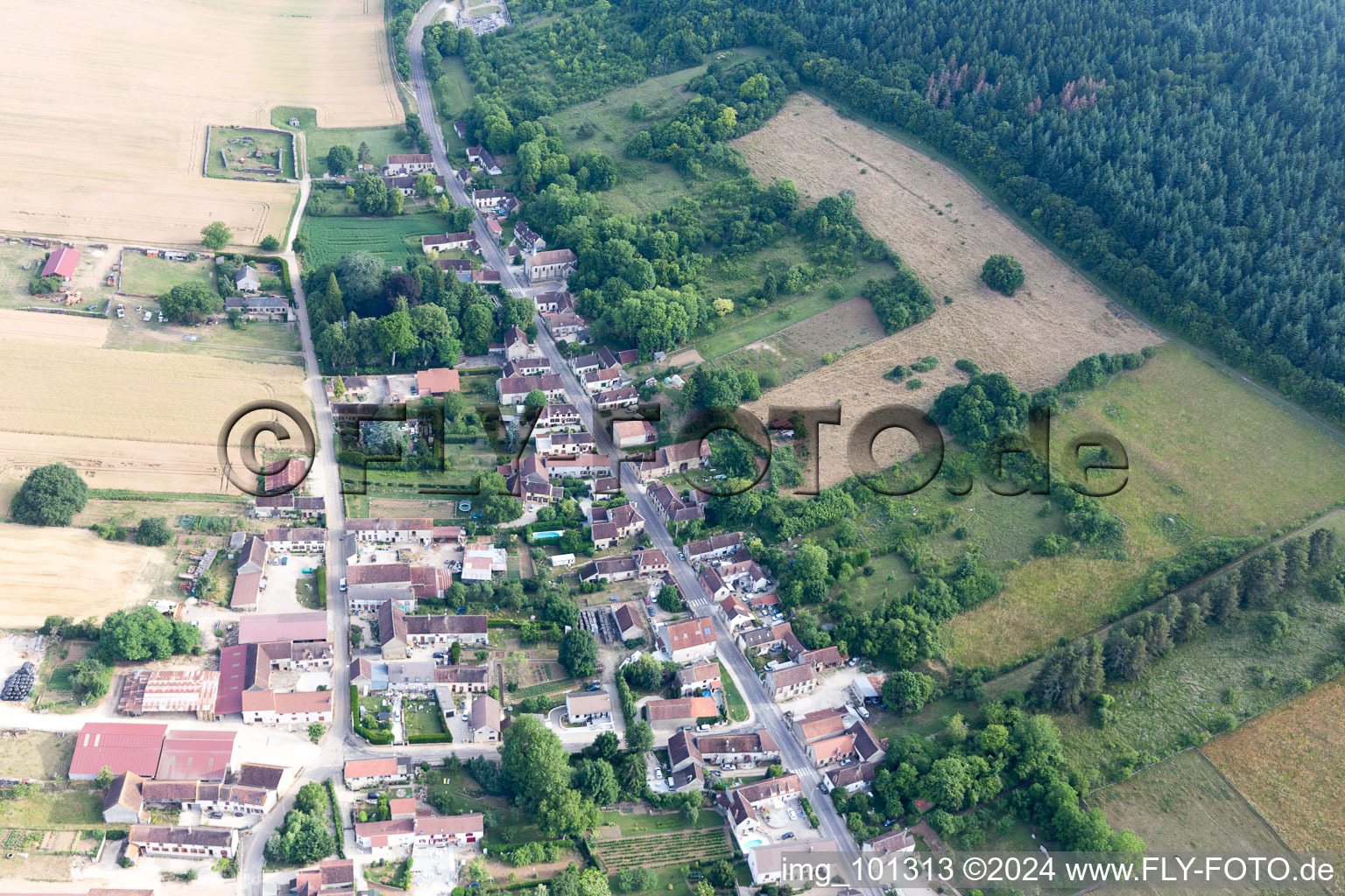 Vue aérienne de Champlost dans le département Yonne, France