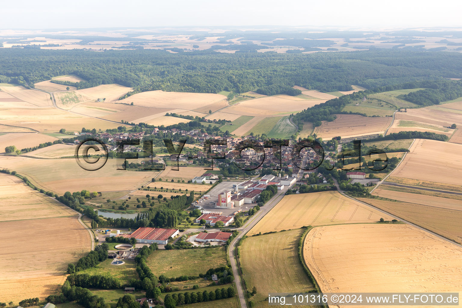 Vue aérienne de Chailley dans le département Yonne, France