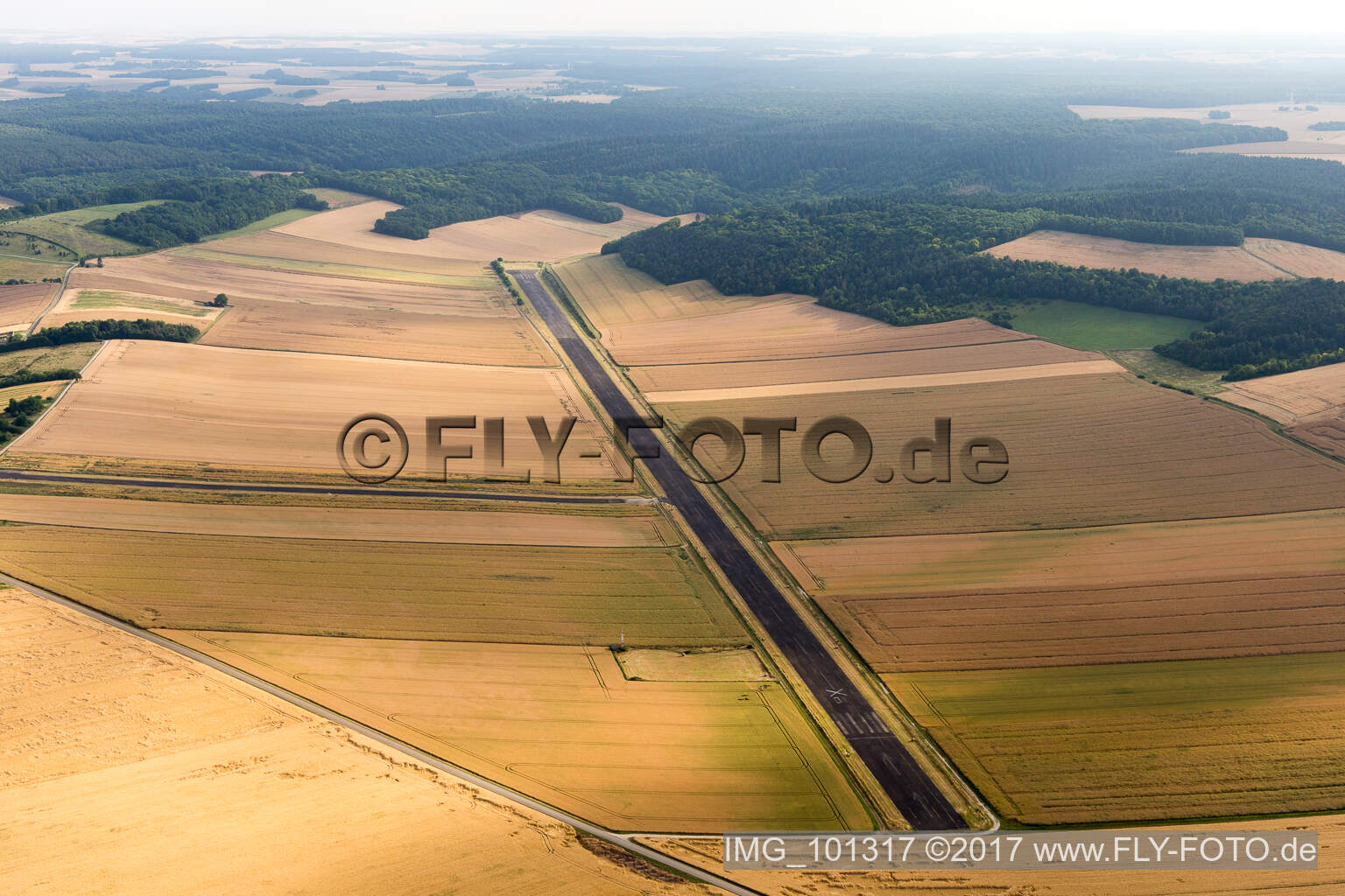 Vue aérienne de Piste à Chailley dans le département Yonne, France