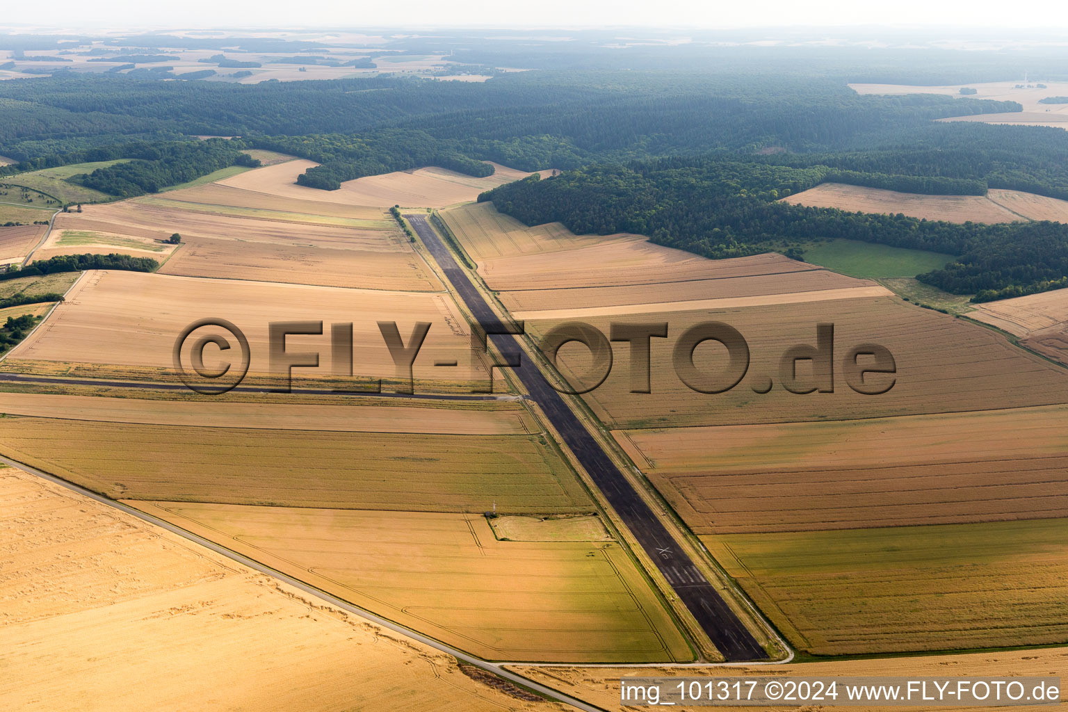 Vue aérienne de Piste à Chailley dans le département Yonne, France