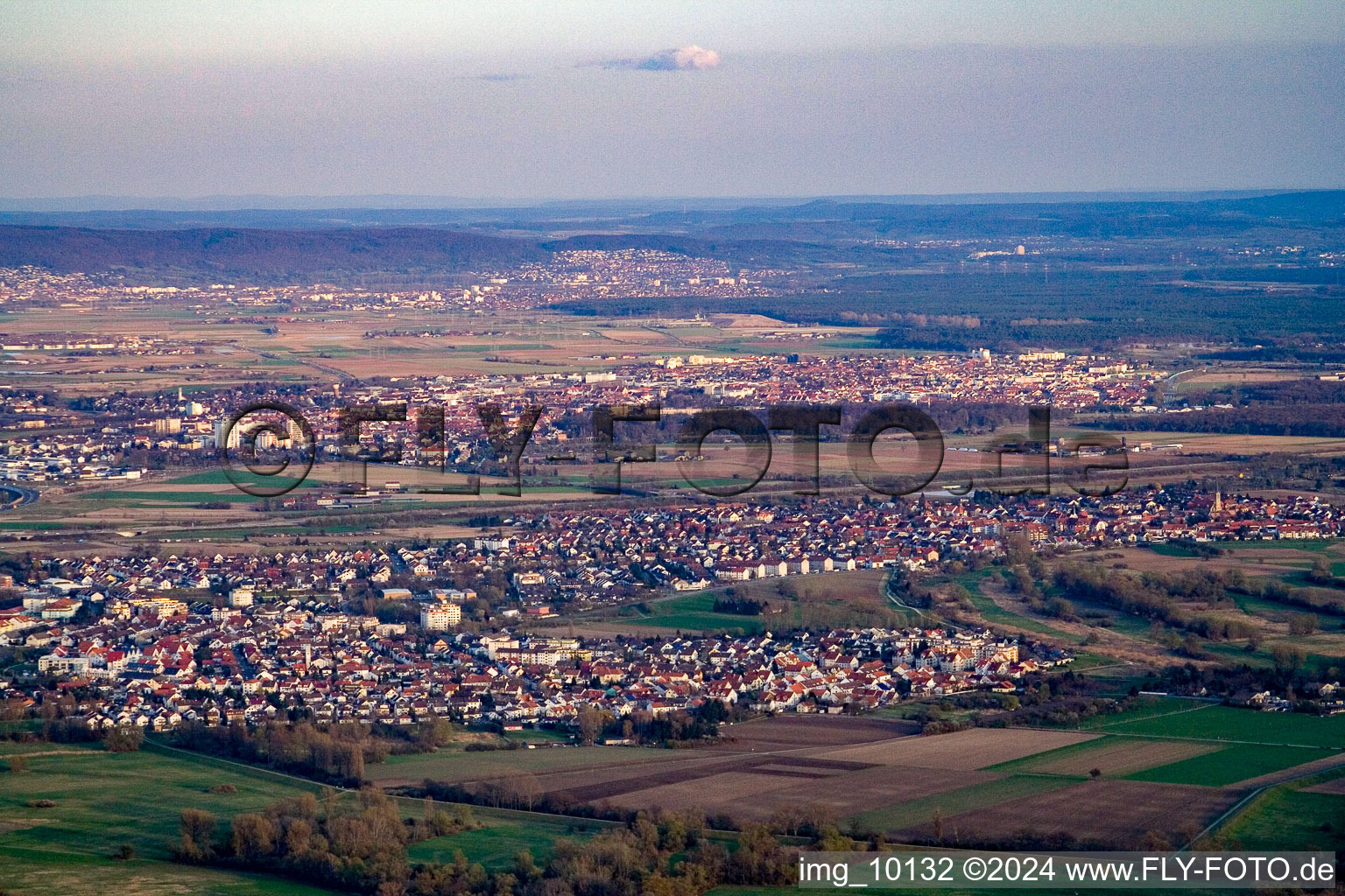 Vue aérienne de Du nord-ouest à le quartier Rohrhof in Brühl dans le département Bade-Wurtemberg, Allemagne