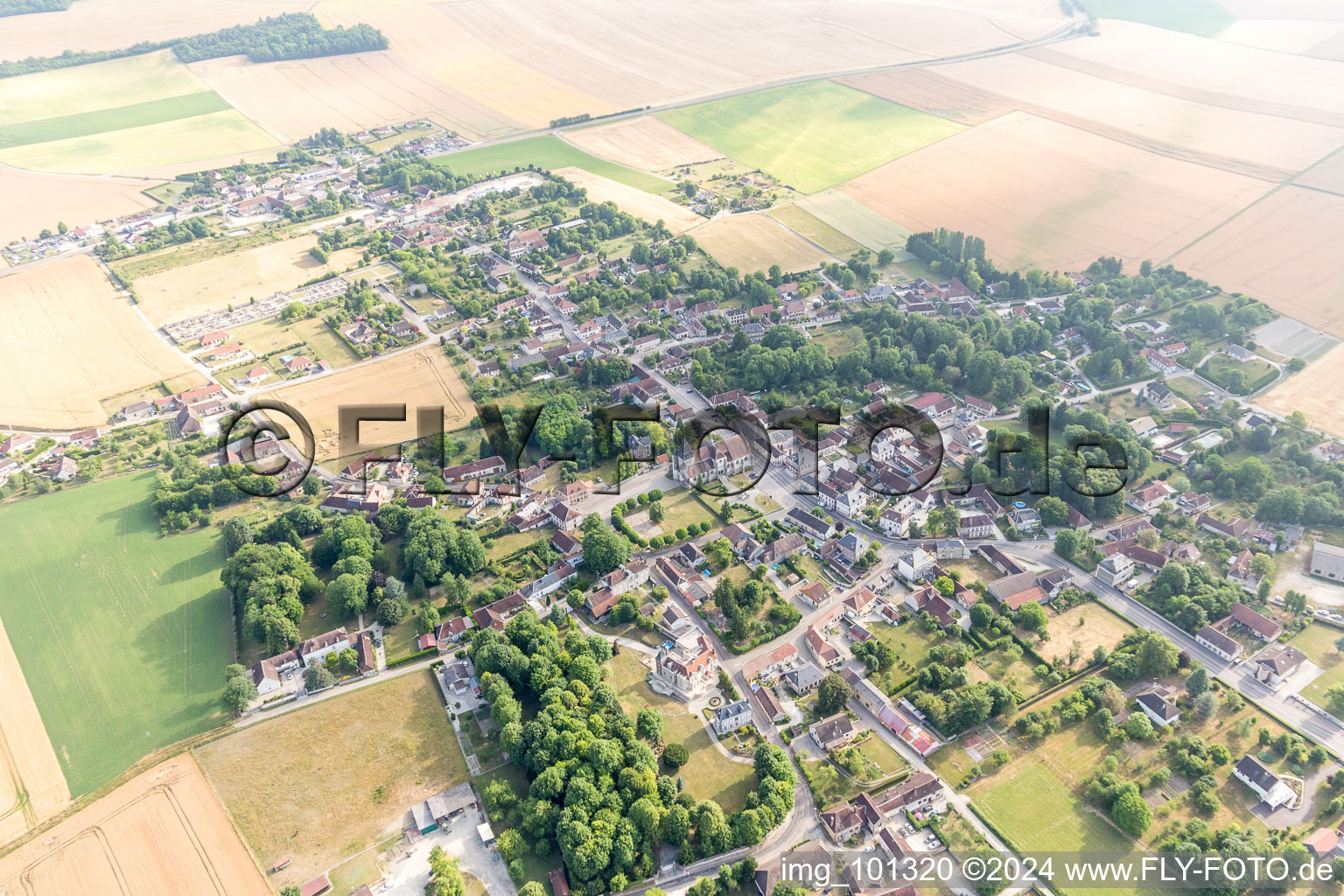 Vue aérienne de Auxon dans le département Aube, France