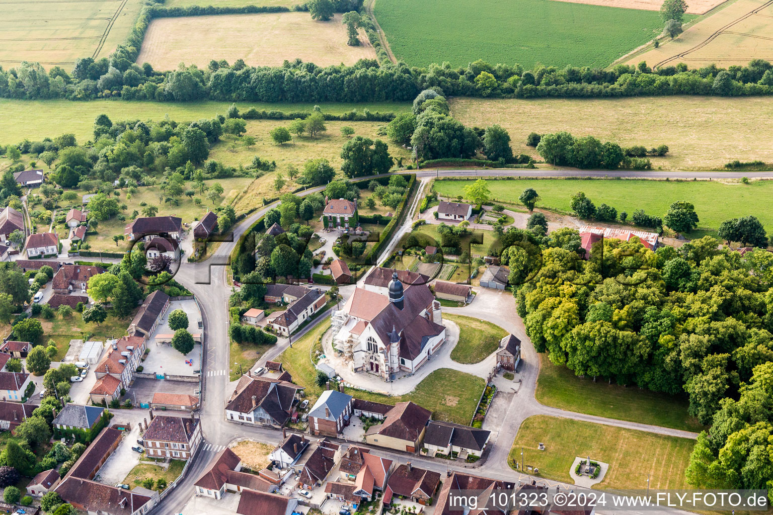 Vue aérienne de Bâtiment d'église au centre du village à Saint-Phal dans le département Aube, France