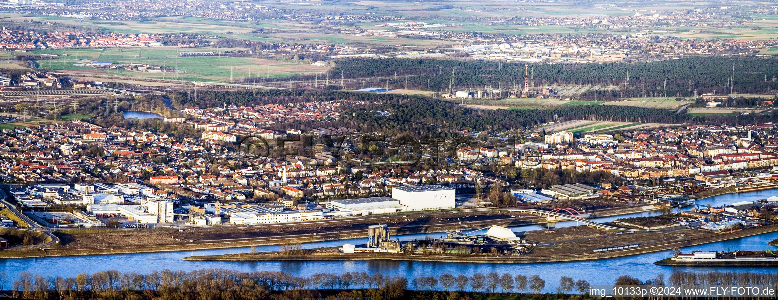 Vue aérienne de Panorama - quais en perspective et amarrages de navires dans le bassin portuaire du Rheinauhafen sur le Rhin à le quartier Rheinau in Mannheim dans le département Bade-Wurtemberg, Allemagne