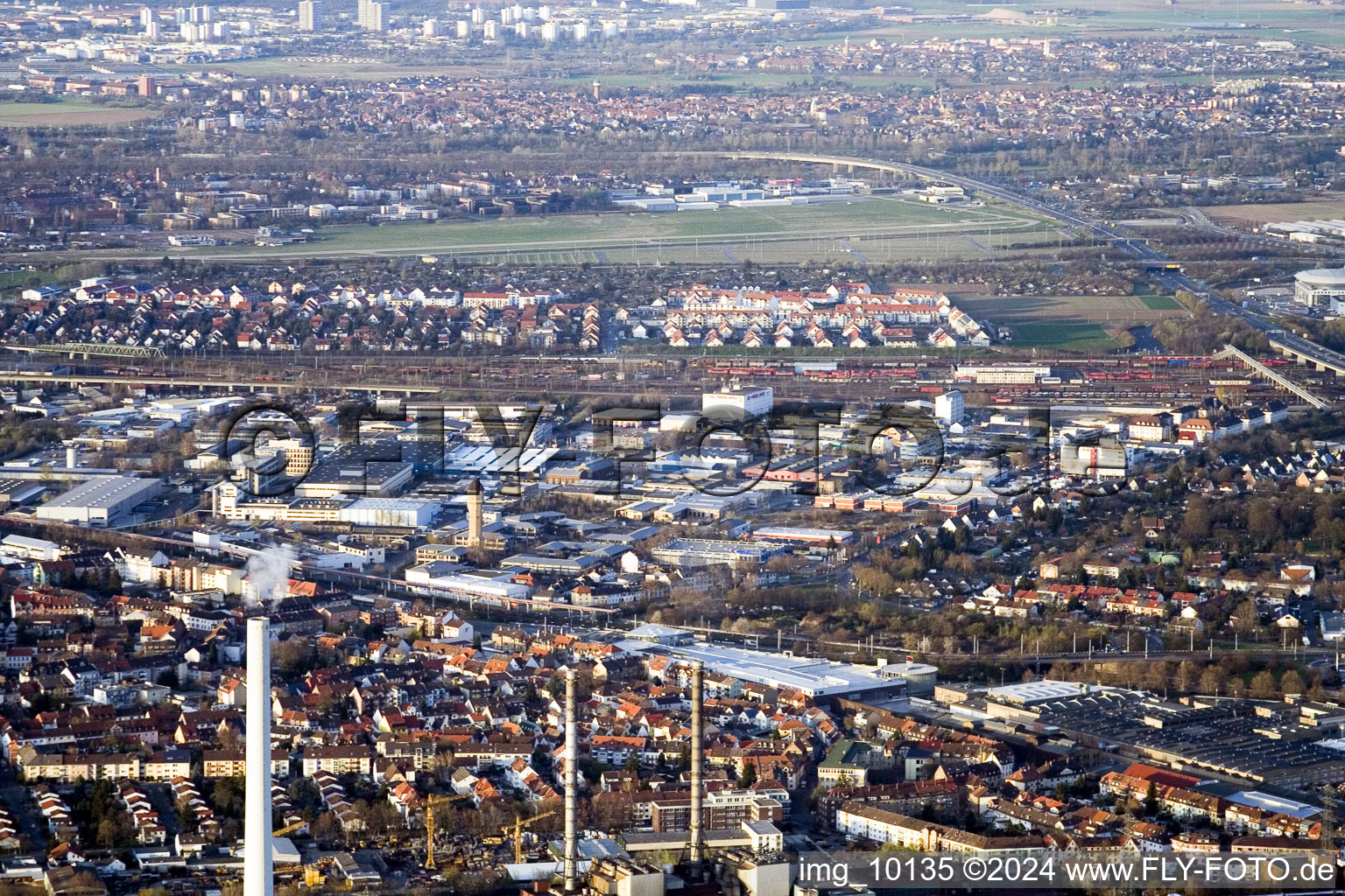 Vue aérienne de Neckarau, Neuostheim depuis le sud à le quartier Rheinau in Mannheim dans le département Bade-Wurtemberg, Allemagne