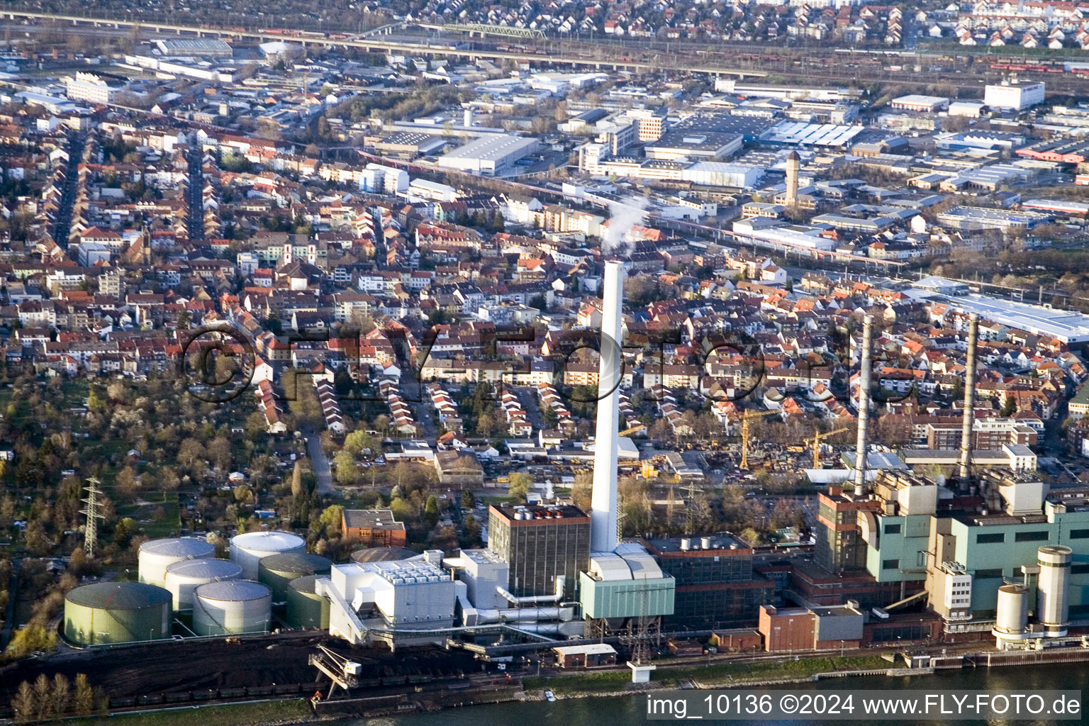 Vue aérienne de GKM du sud à le quartier Rheinau in Mannheim dans le département Bade-Wurtemberg, Allemagne