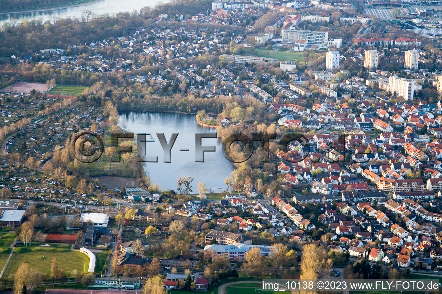 Photographie aérienne de Stollenwörthweier à le quartier Niederfeld in Mannheim dans le département Bade-Wurtemberg, Allemagne