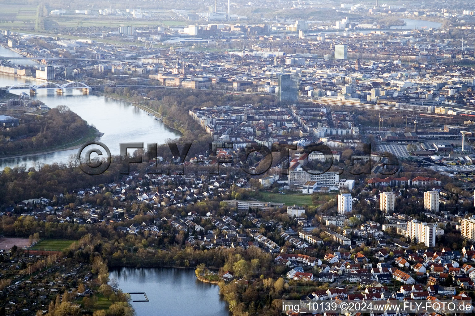 Vue aérienne de Indenhof, Almenhof du sud avec Stollenwörthweier à le quartier Niederfeld in Mannheim dans le département Bade-Wurtemberg, Allemagne