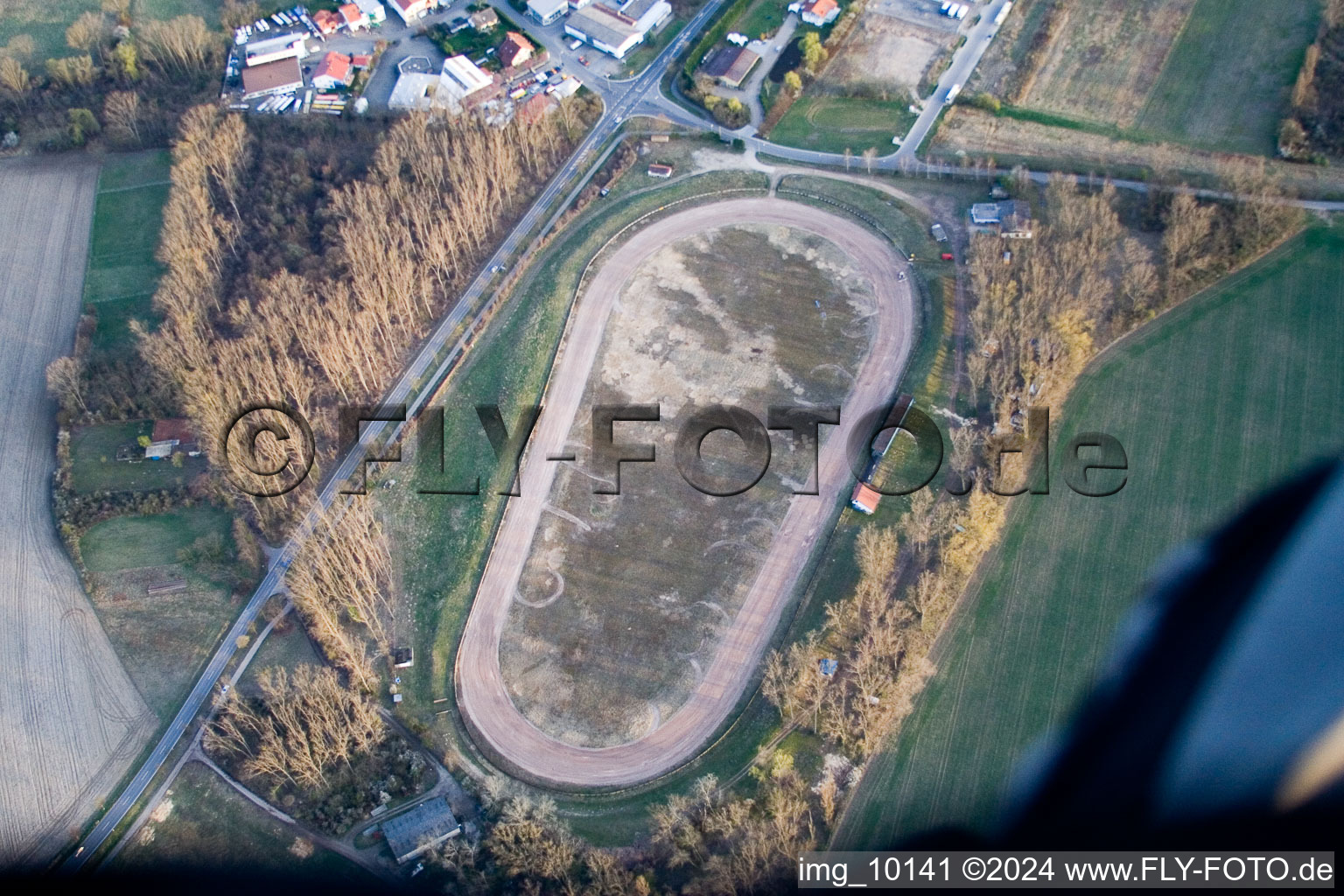 Vue aérienne de Itinéraire de la piste de sable - piste de course dans le quartier de Riedsiedlung à Altrip dans le département Rhénanie-Palatinat, Allemagne