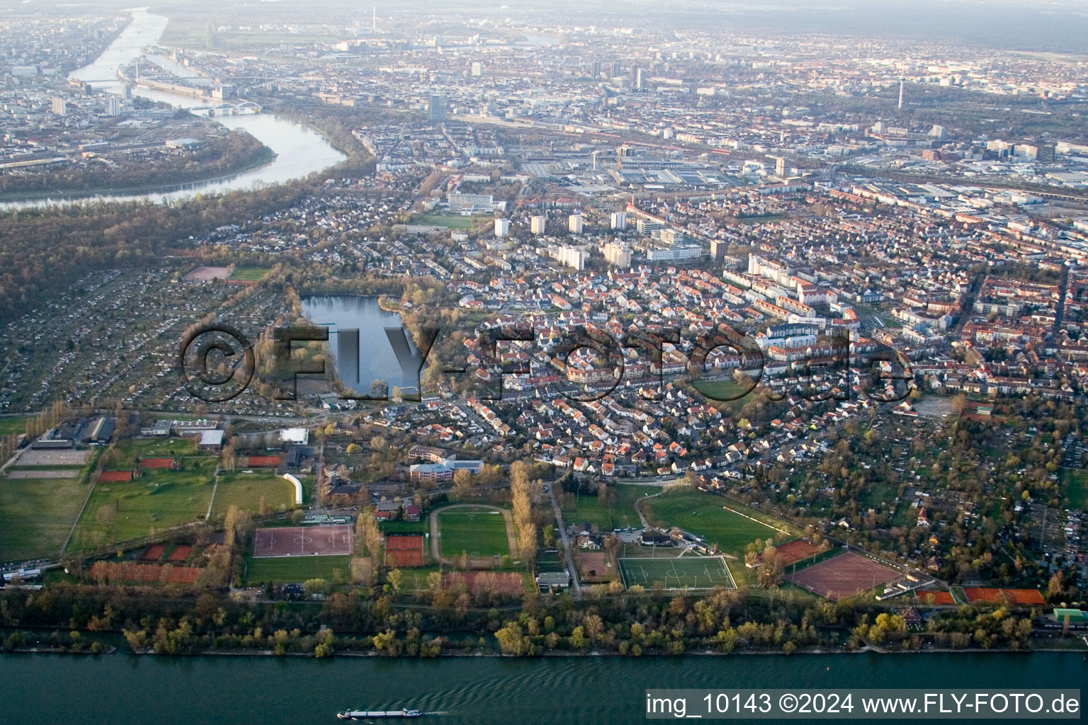 Vue oblique de Vue des rues et des maisons des quartiers résidentiels à Altrip dans le département Rhénanie-Palatinat, Allemagne