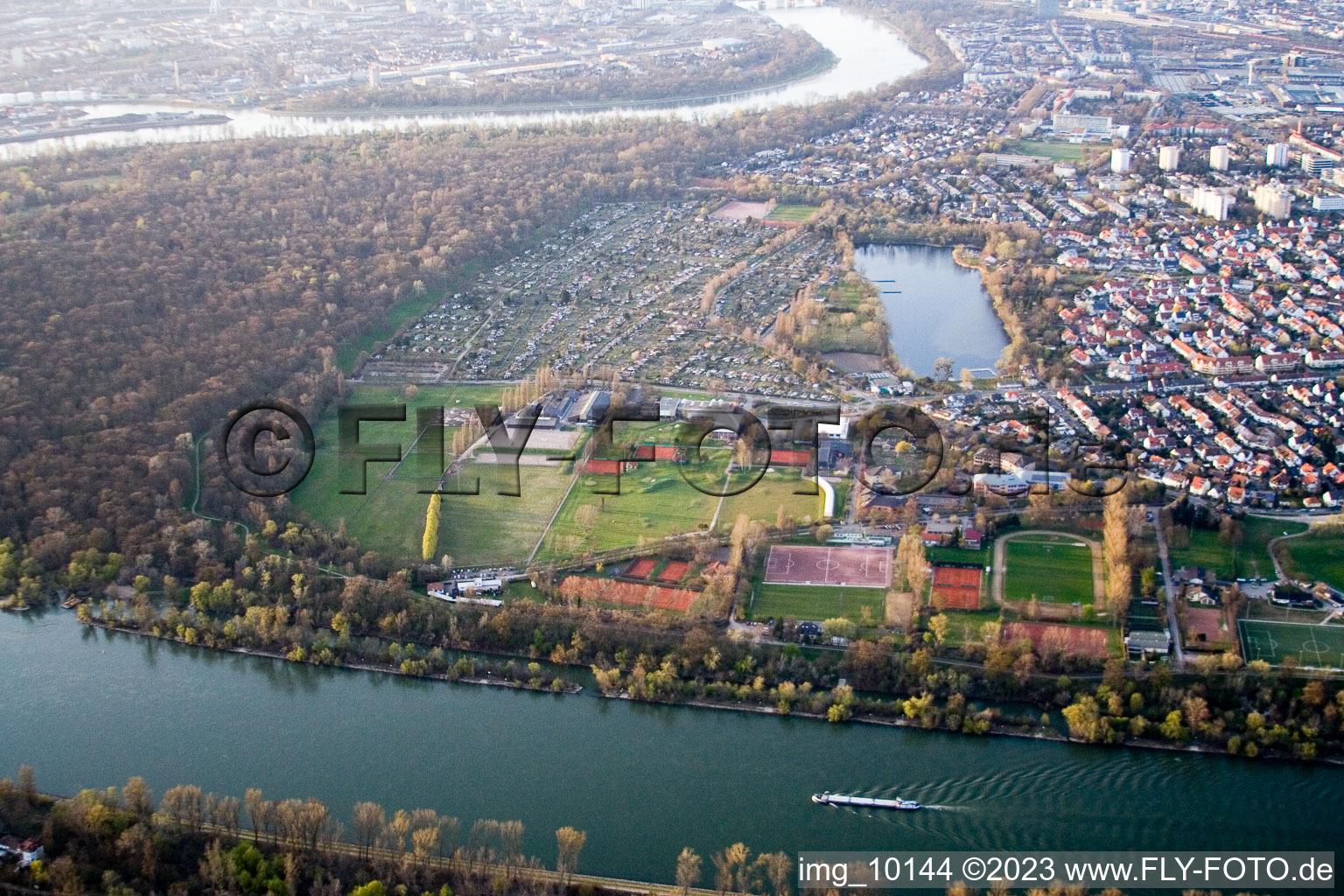 Vue aérienne de Installations sportives, Stollenwörthweier à le quartier Neckarau in Mannheim dans le département Bade-Wurtemberg, Allemagne