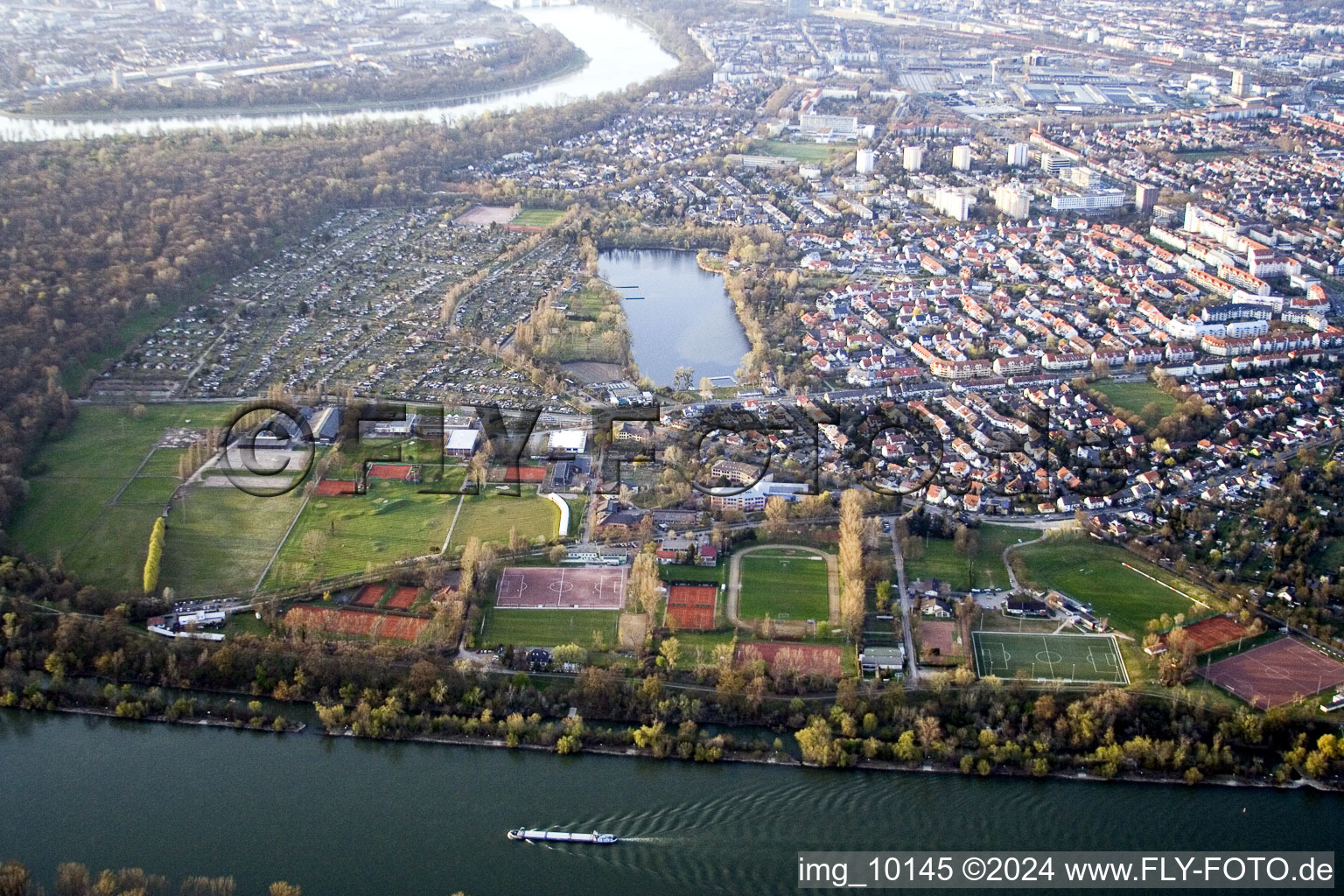 Vue aérienne de Installations sportives, Stollenwörthweier à le quartier Neckarau in Mannheim dans le département Bade-Wurtemberg, Allemagne