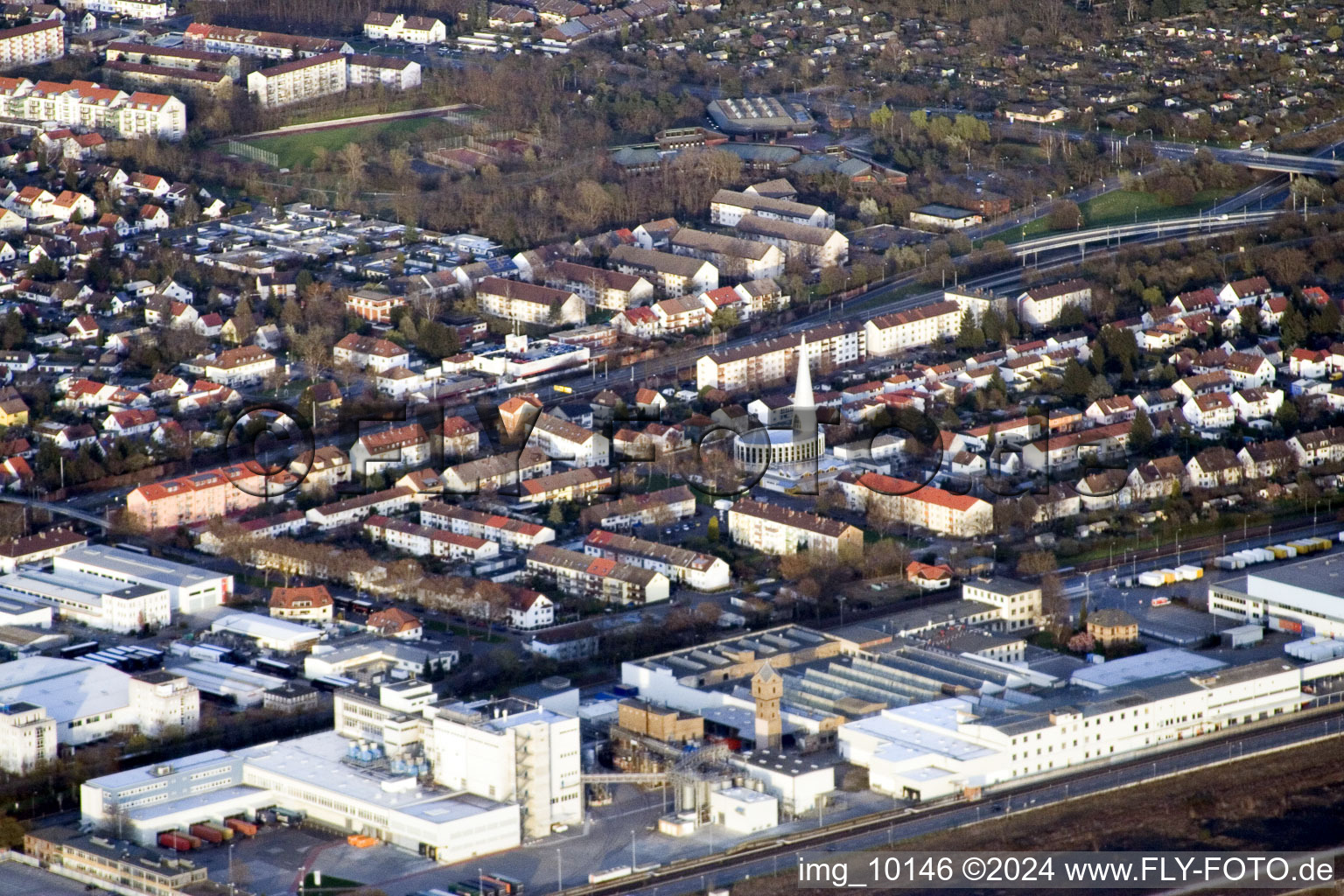 Vue aérienne de Saint-Conrad à le quartier Rheinau in Mannheim dans le département Bade-Wurtemberg, Allemagne