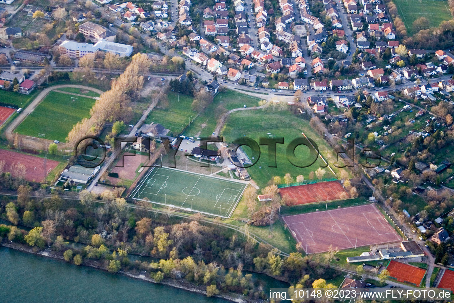 Vue aérienne de Installations sportives VfL Kurpfalz à le quartier Neckarau in Mannheim dans le département Bade-Wurtemberg, Allemagne